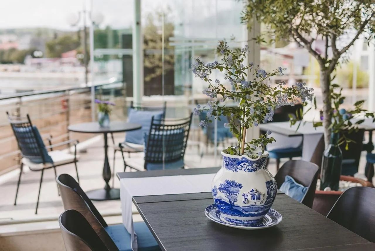 Restaurant/places to eat in Hotel Marina