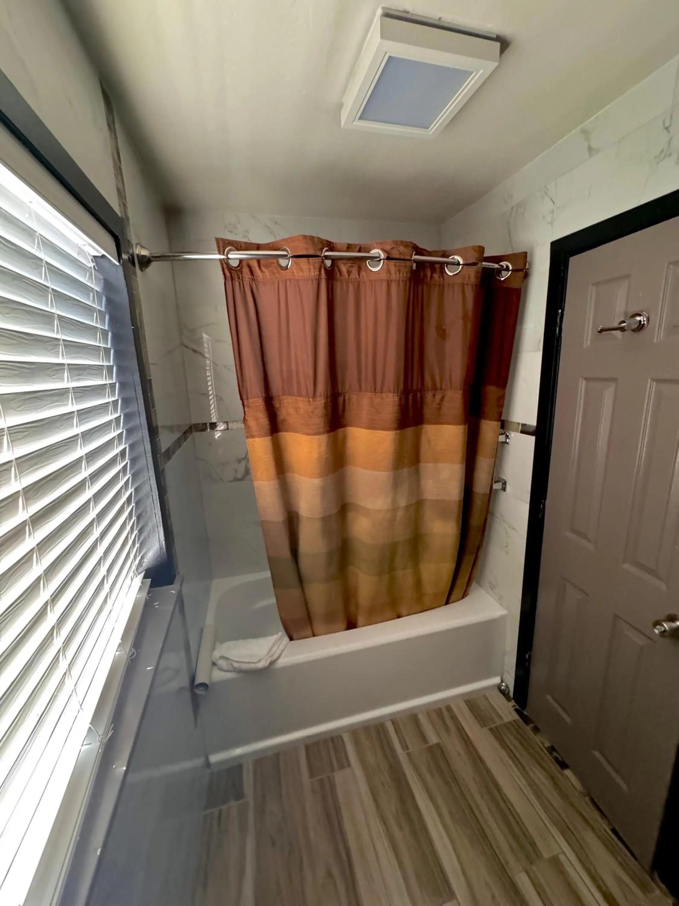Shower in Cascade Lodge - Central Bend Retreat