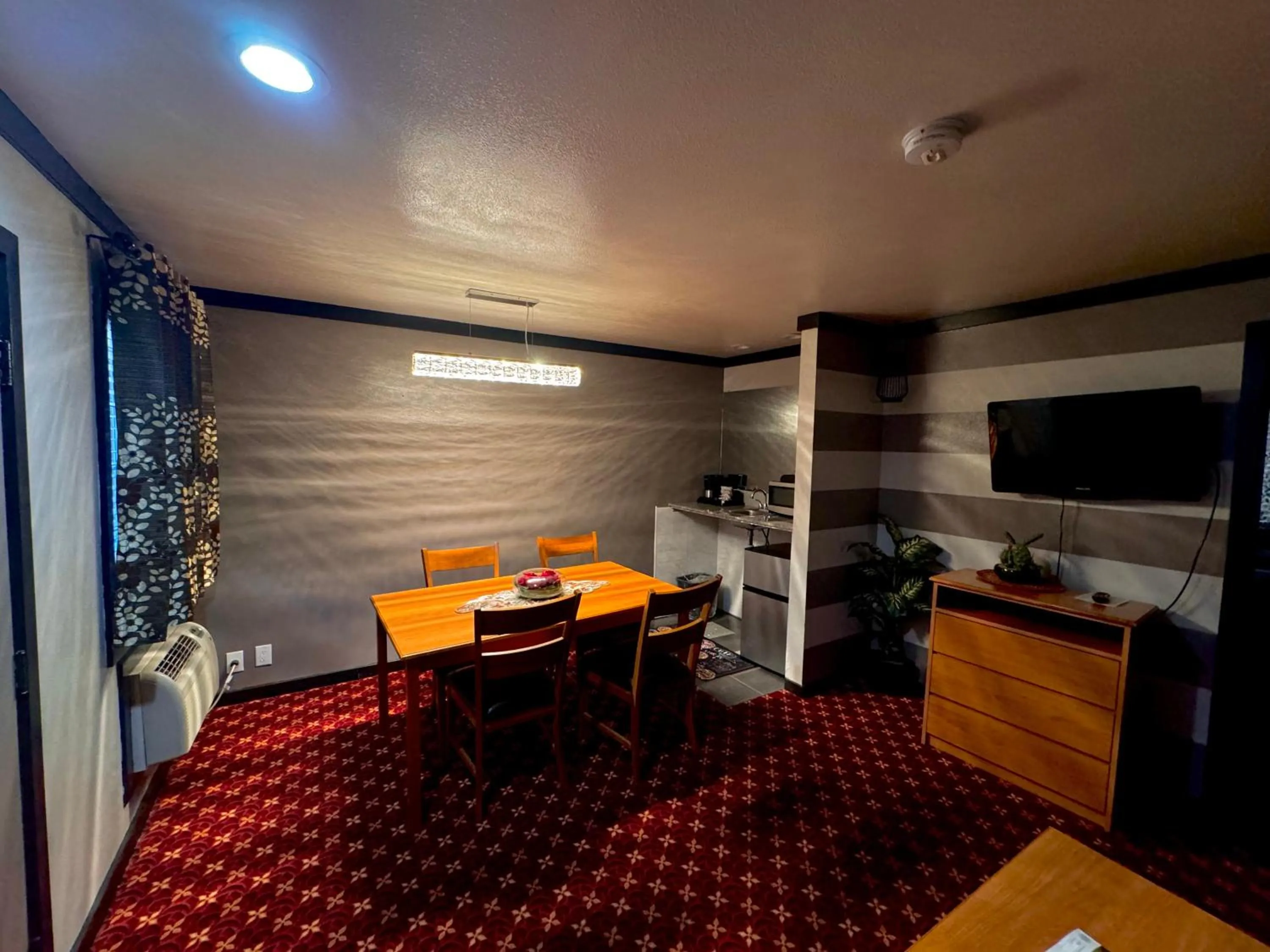 TV and multimedia in Cascade Lodge - Central Bend Retreat