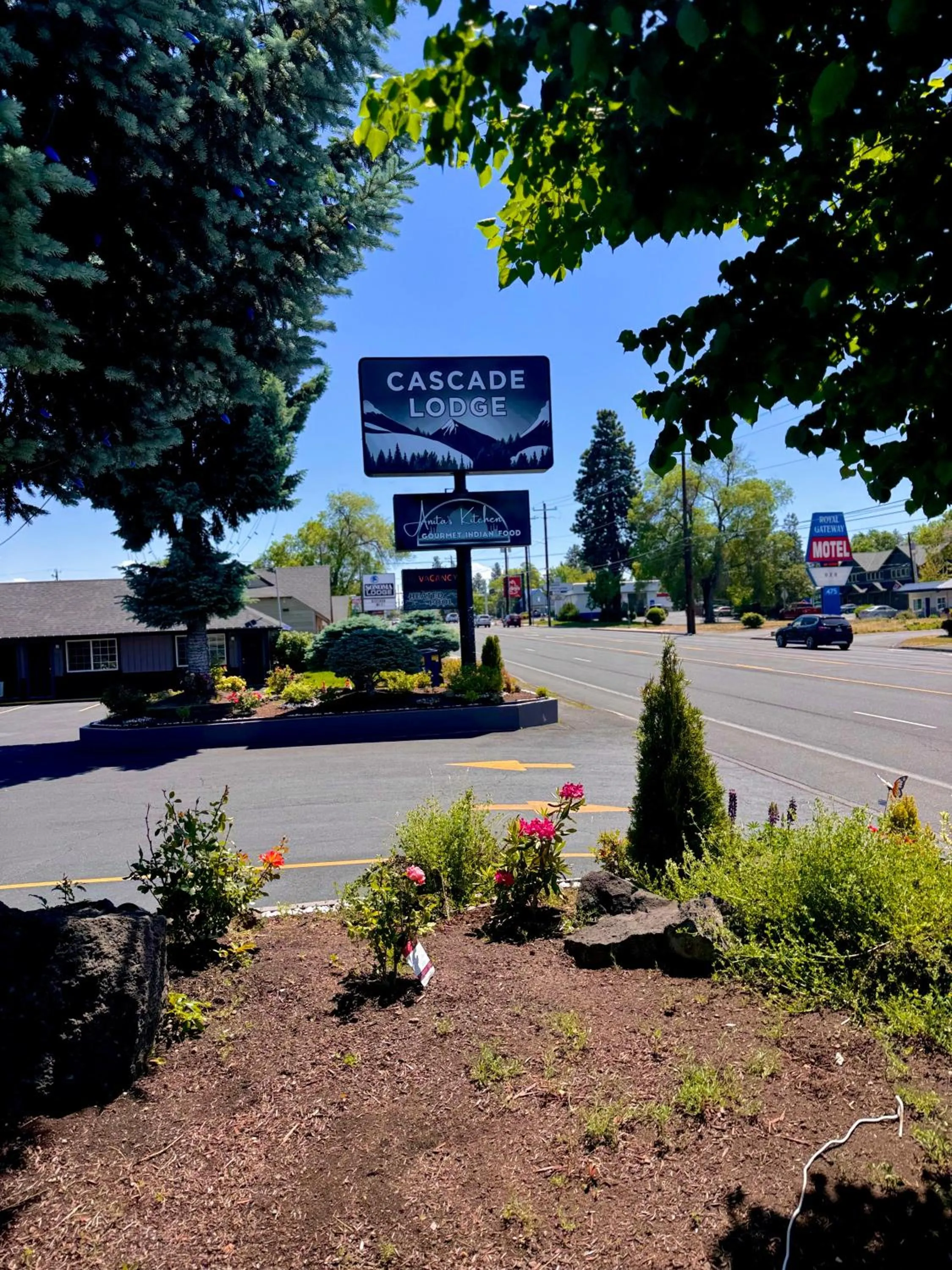 Spring in Cascade Lodge - Central Bend Retreat