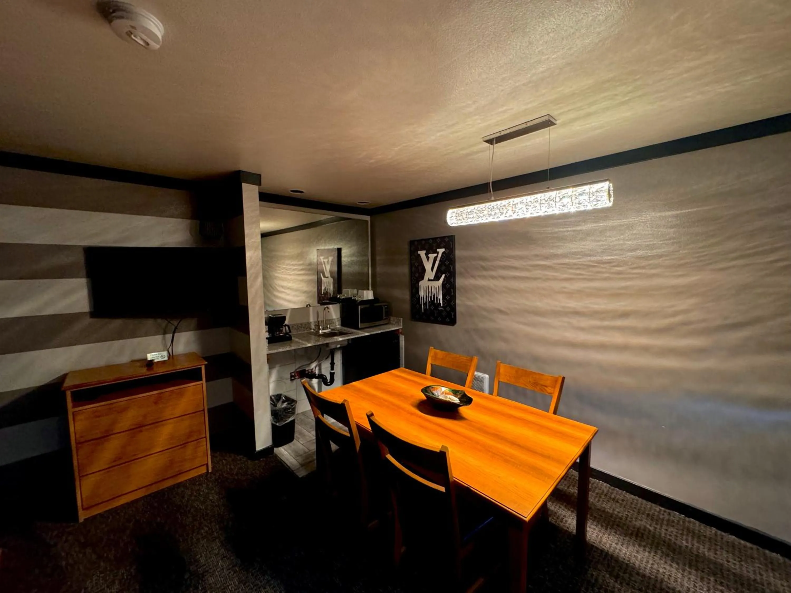 Kitchen or kitchenette in Cascade Lodge - Central Bend Retreat