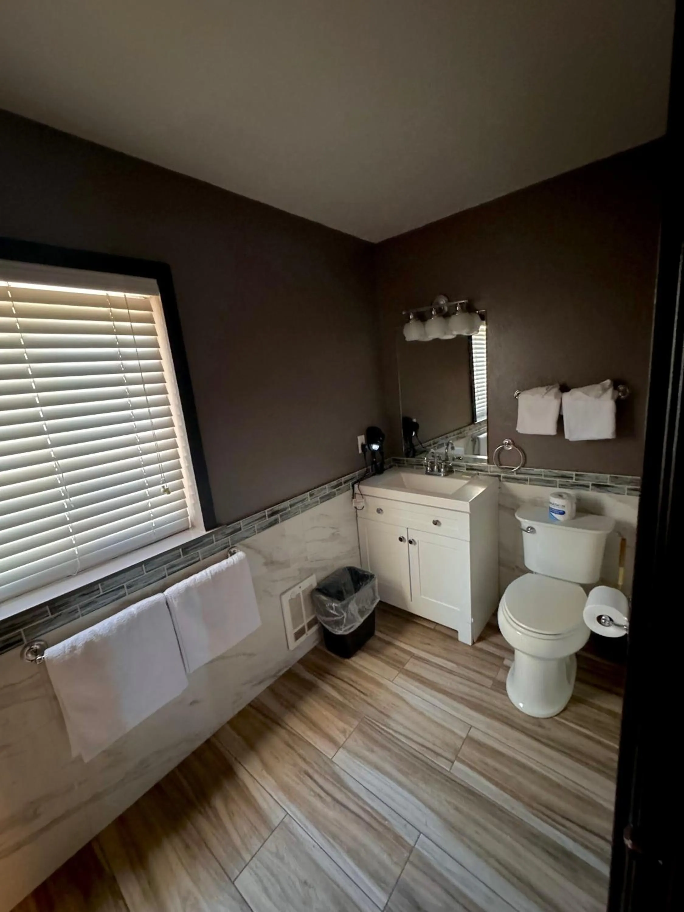 Toilet in Cascade Lodge - Central Bend Retreat