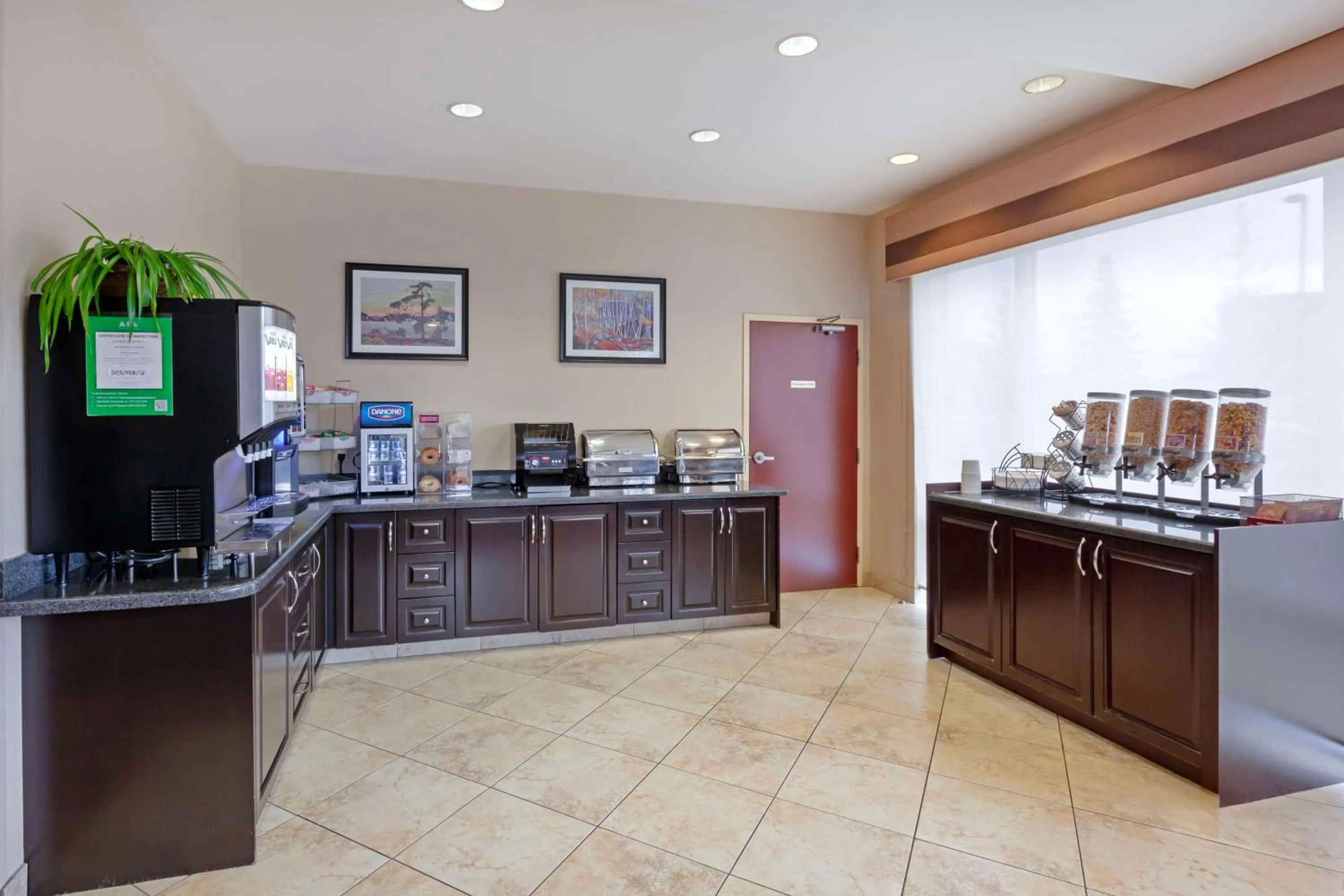 Breakfast in Best Western Plus Muskoka Inn