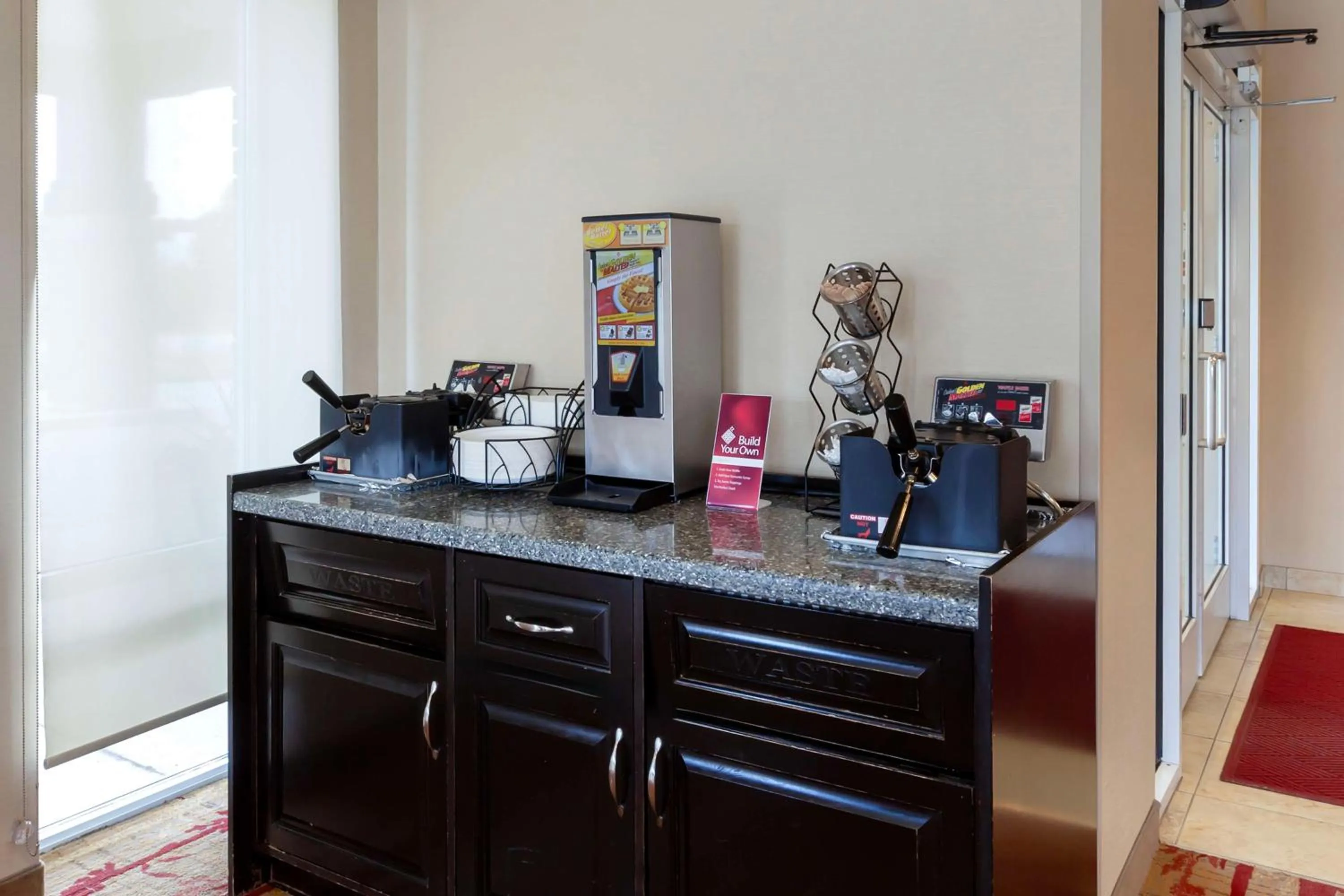 Breakfast in Best Western Plus Muskoka Inn