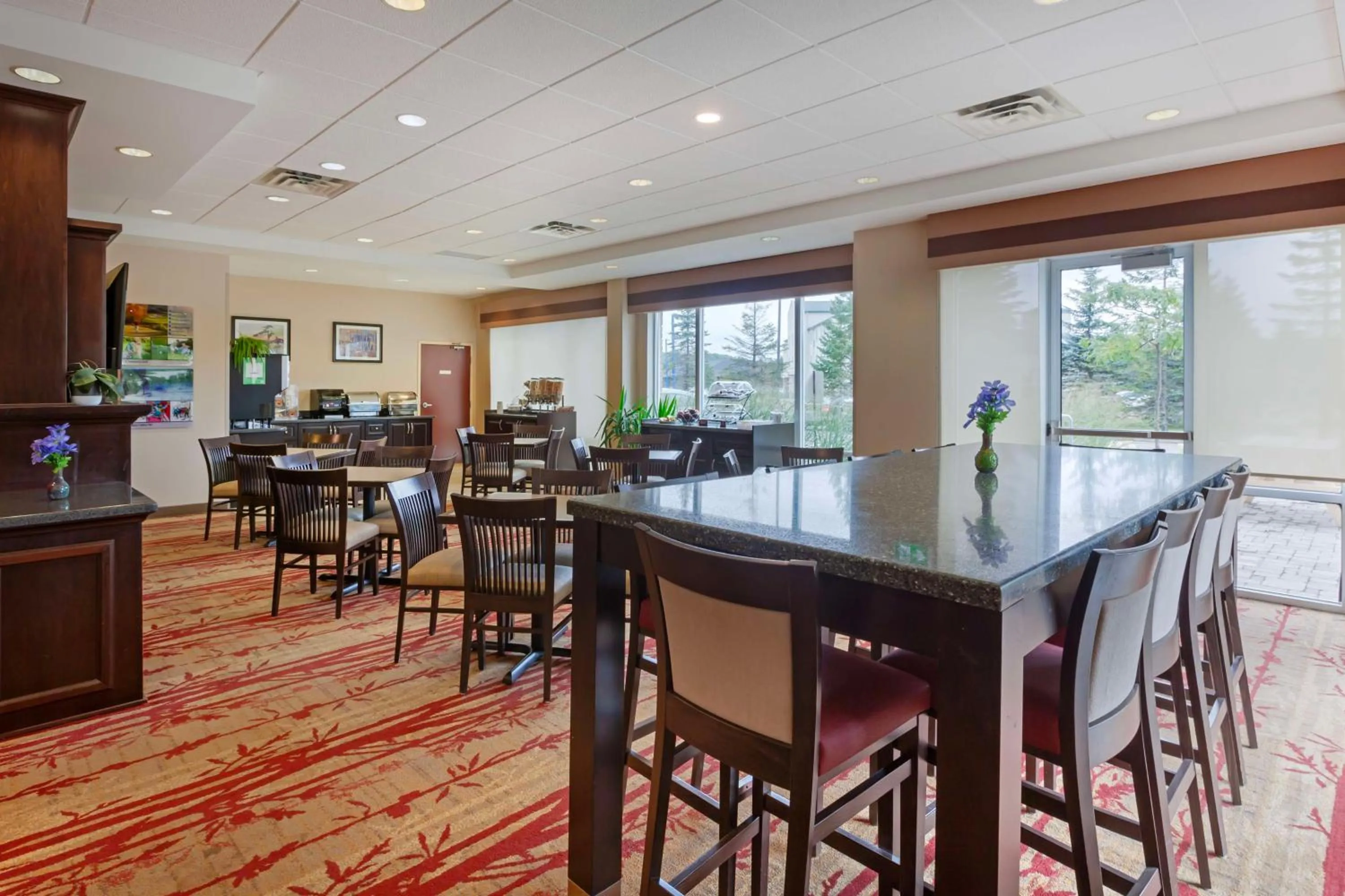 Breakfast in Best Western Plus Muskoka Inn