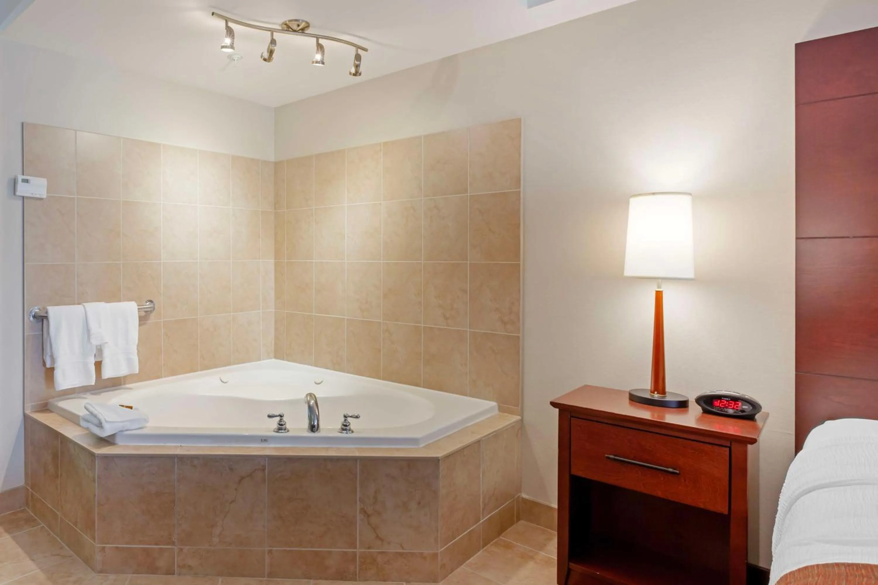 Bedroom in Best Western Plus Muskoka Inn