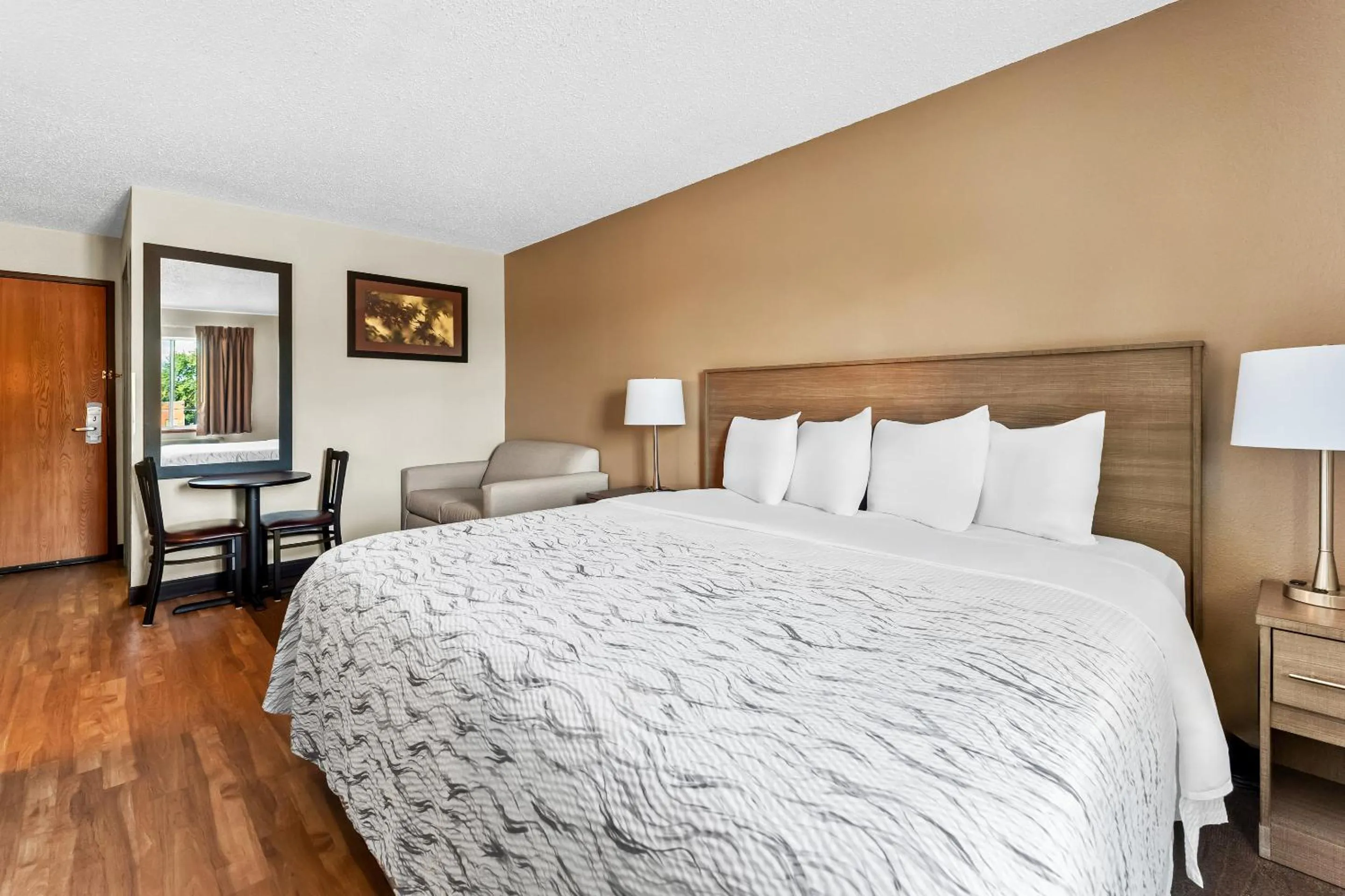 Bedroom, Bed in Red Roof Inn PLUS+ & Suites Malone