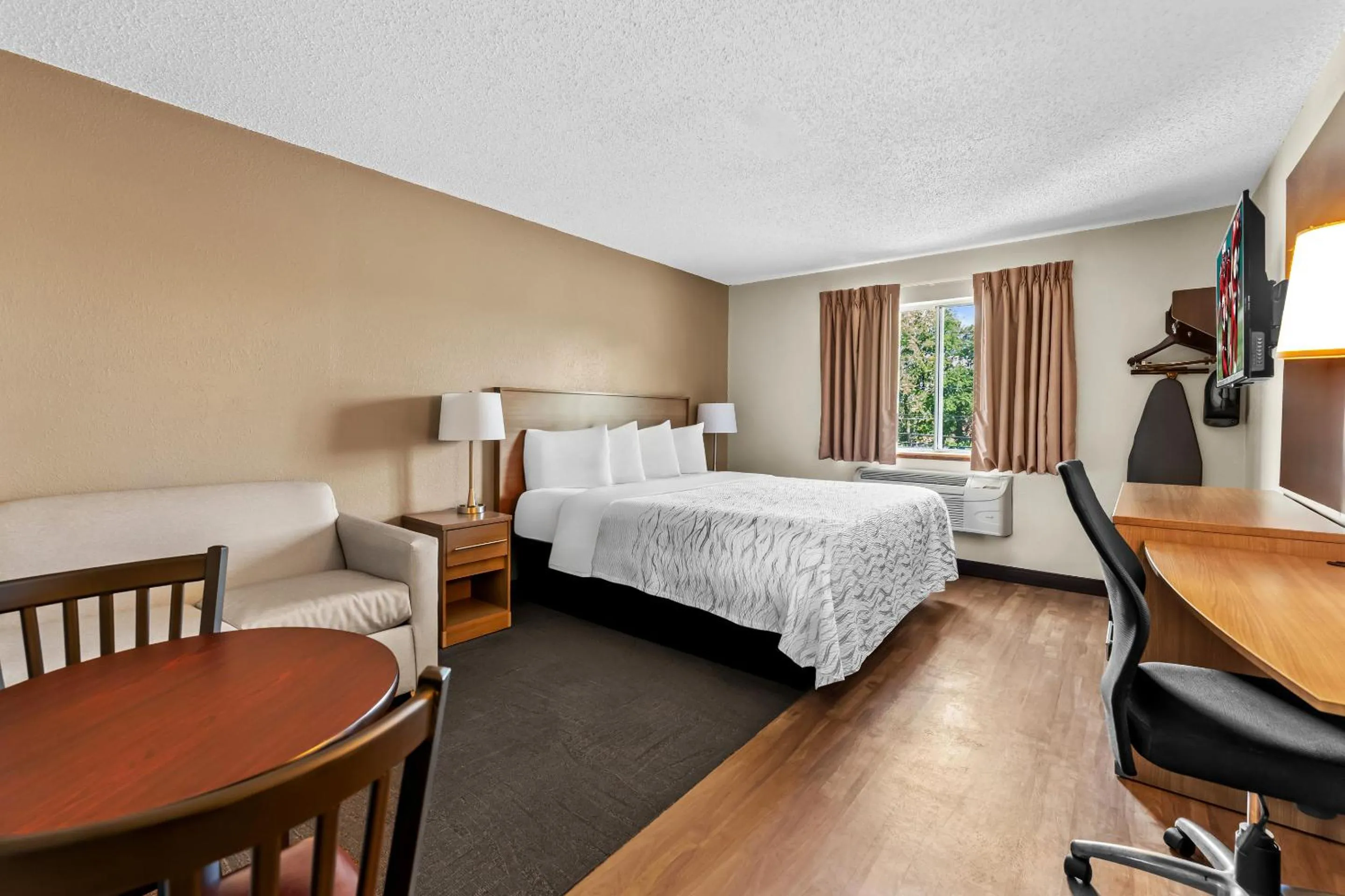 Bedroom, Bed in Red Roof Inn PLUS+ & Suites Malone