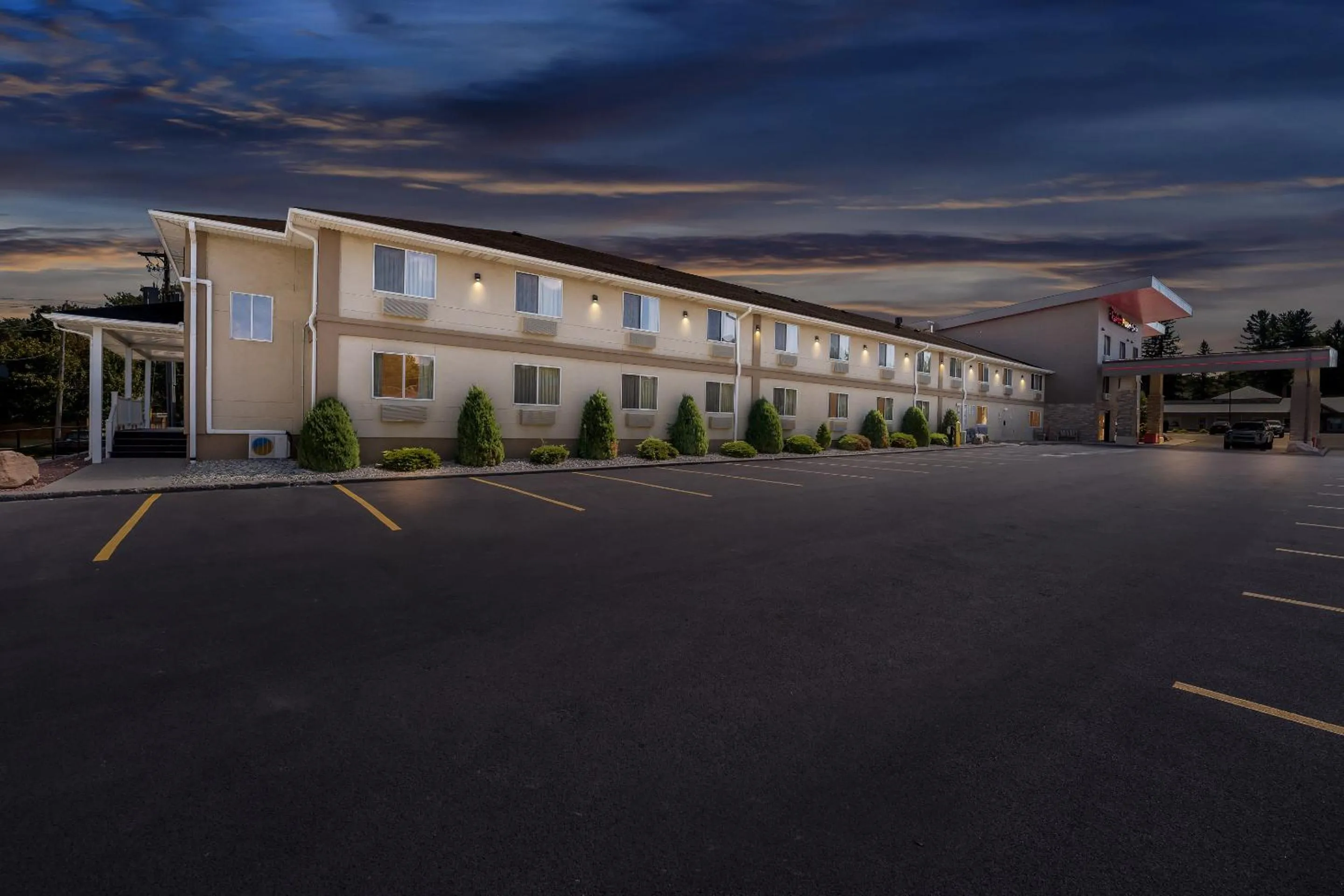 Facade/entrance in Red Roof Inn PLUS+ & Suites Malone