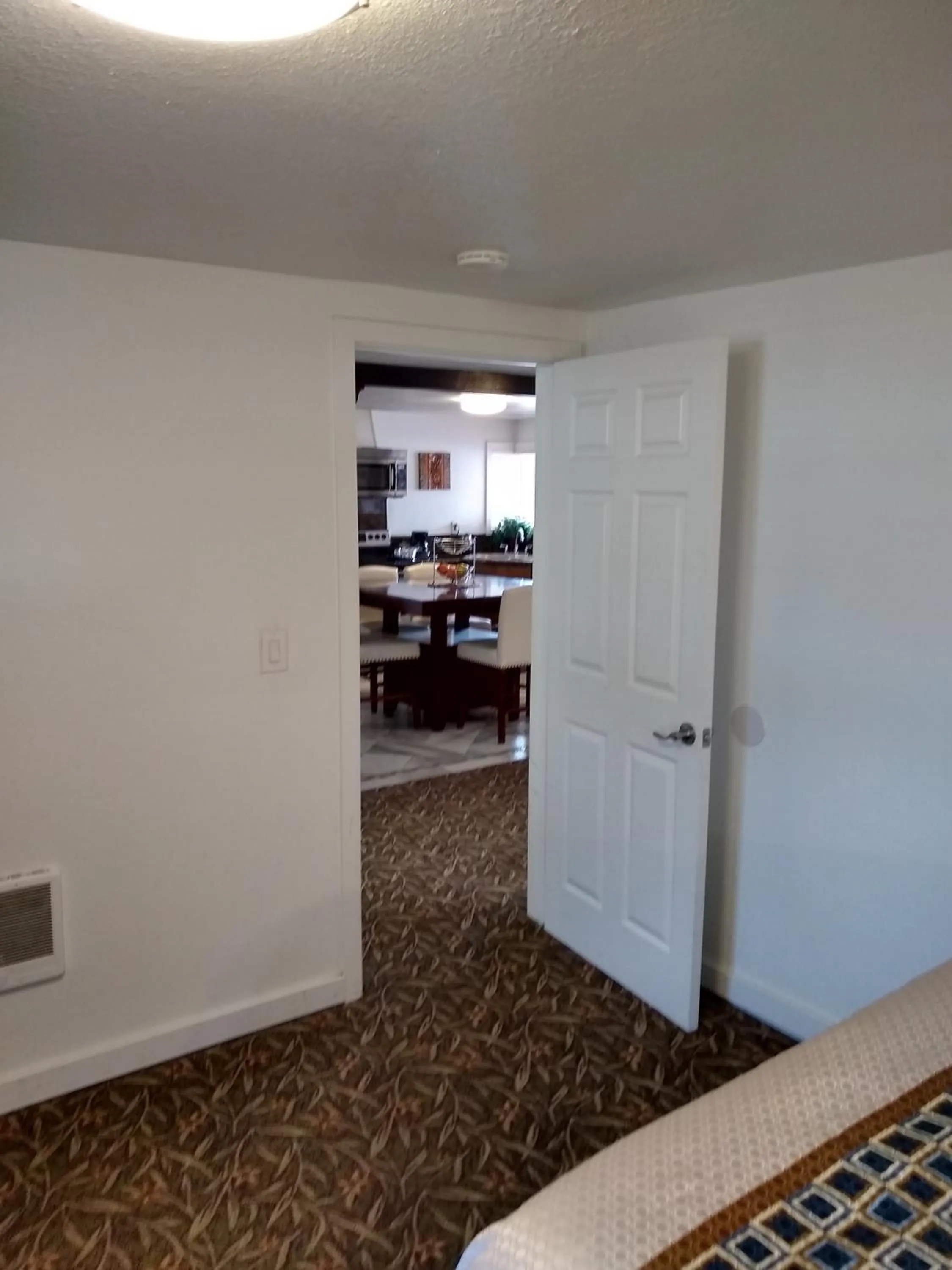 Bed in Holiday Motel Bend