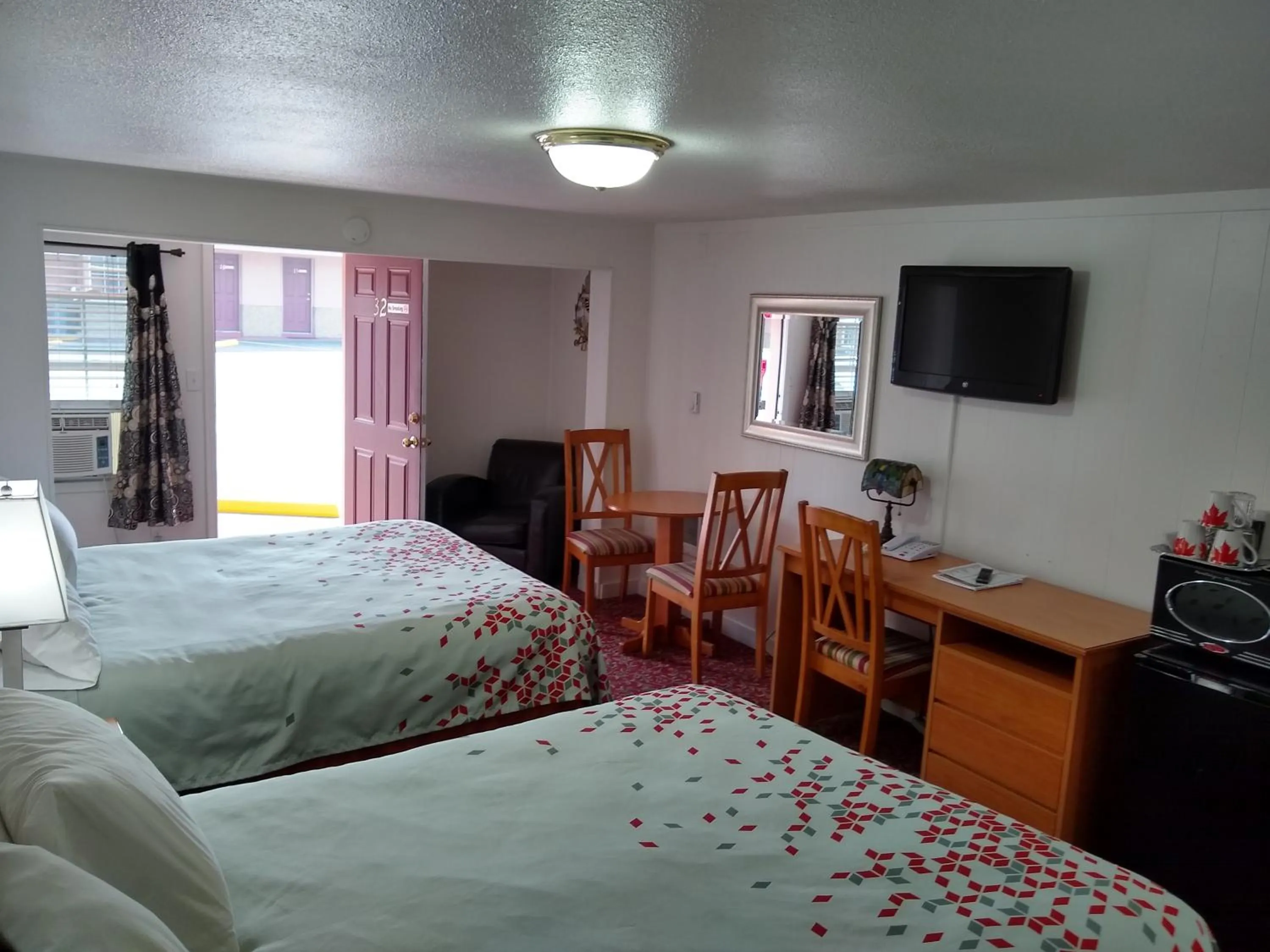 Bed in Holiday Motel Bend