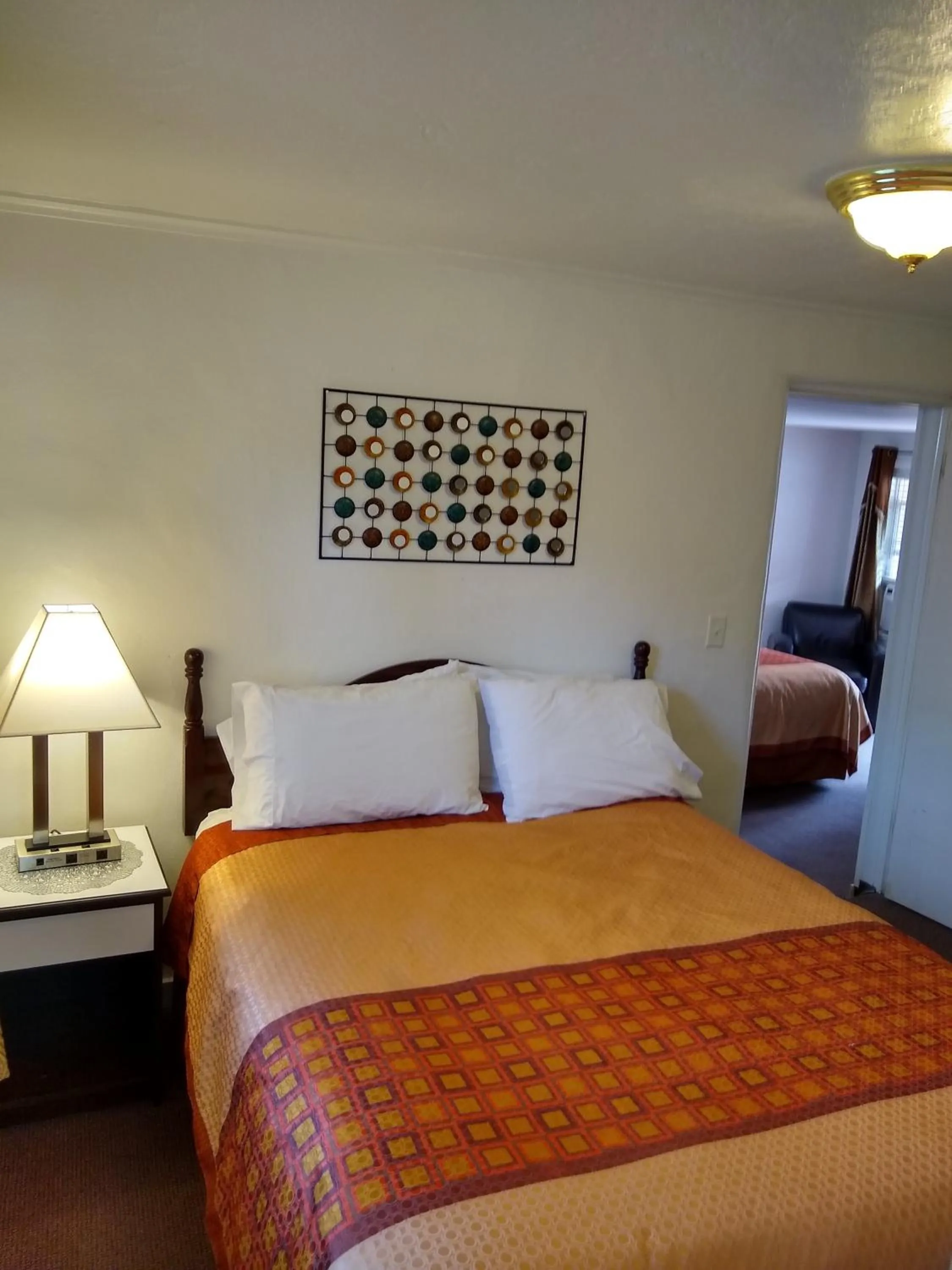 Bed in Holiday Motel Bend