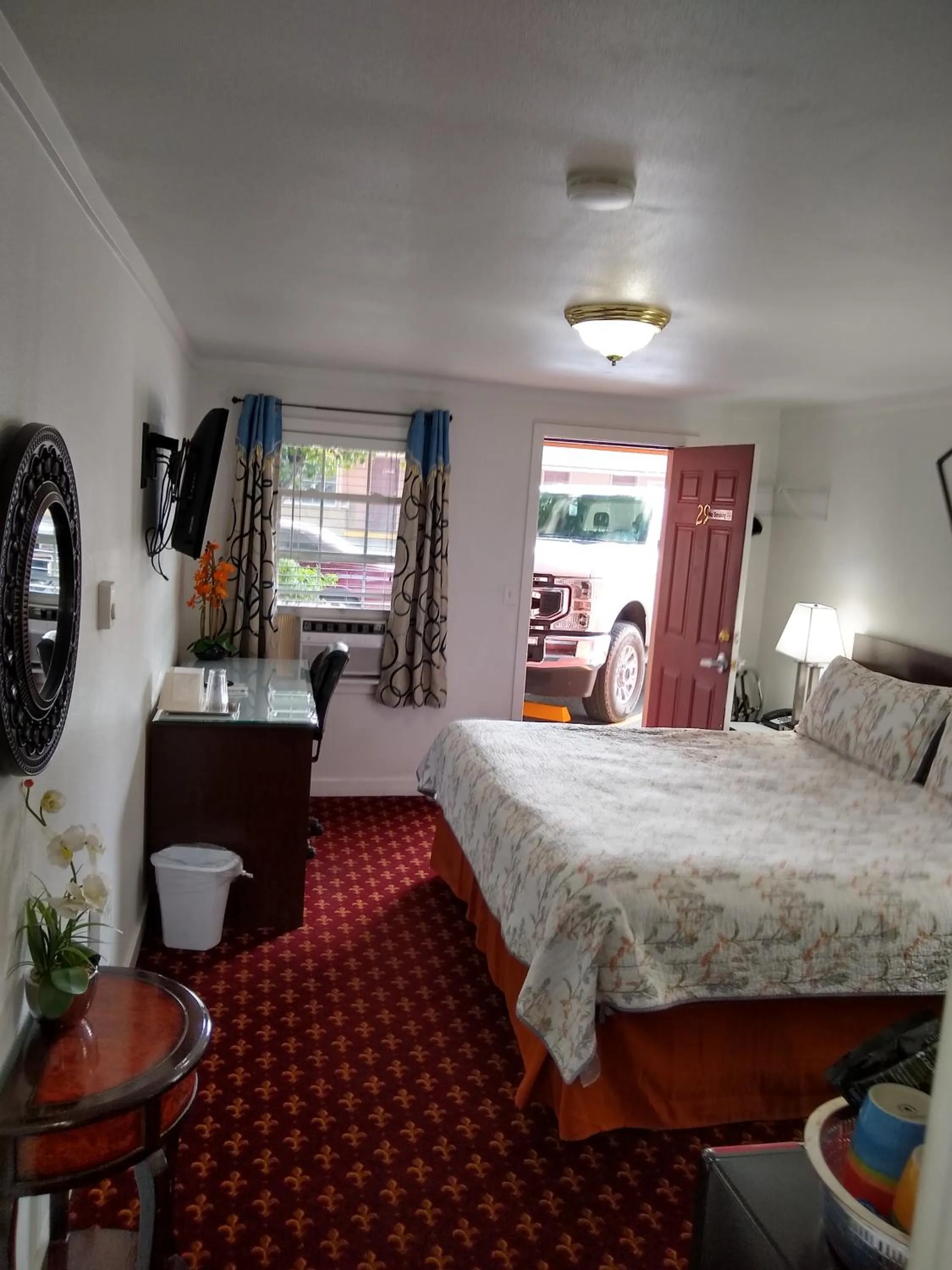 Bed in Holiday Motel Bend