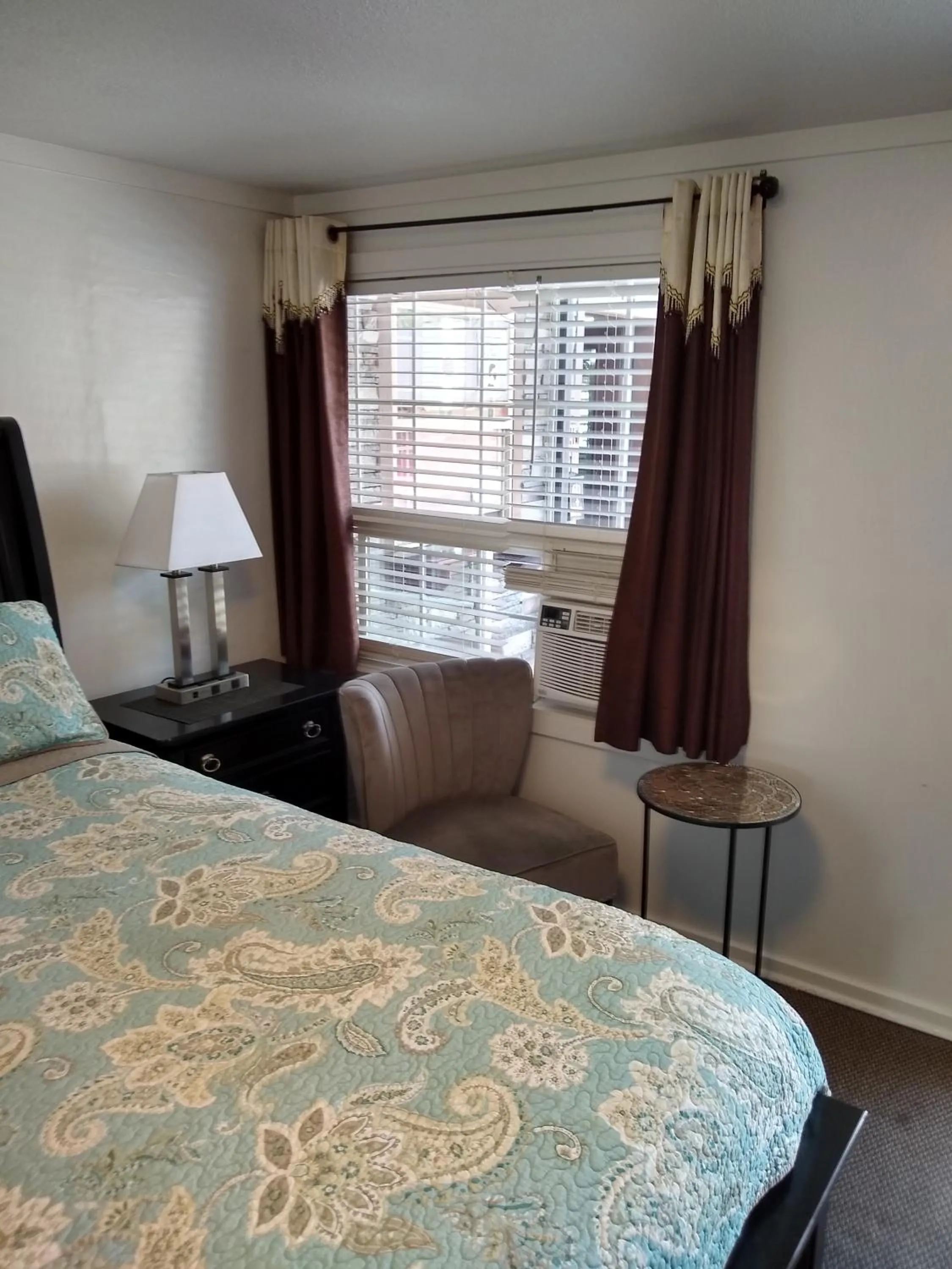 Bed in Holiday Motel Bend