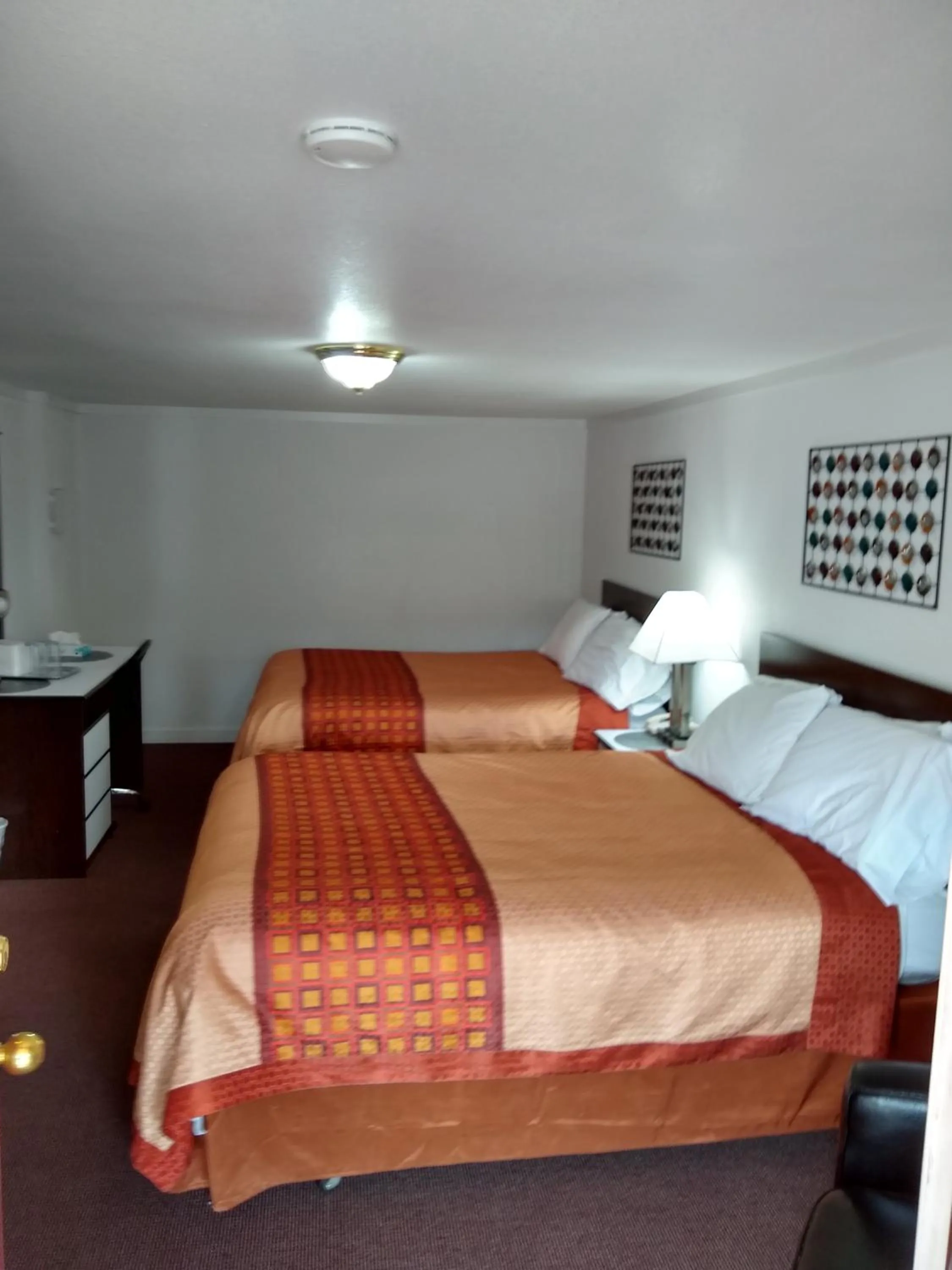 Bed in Holiday Motel Bend