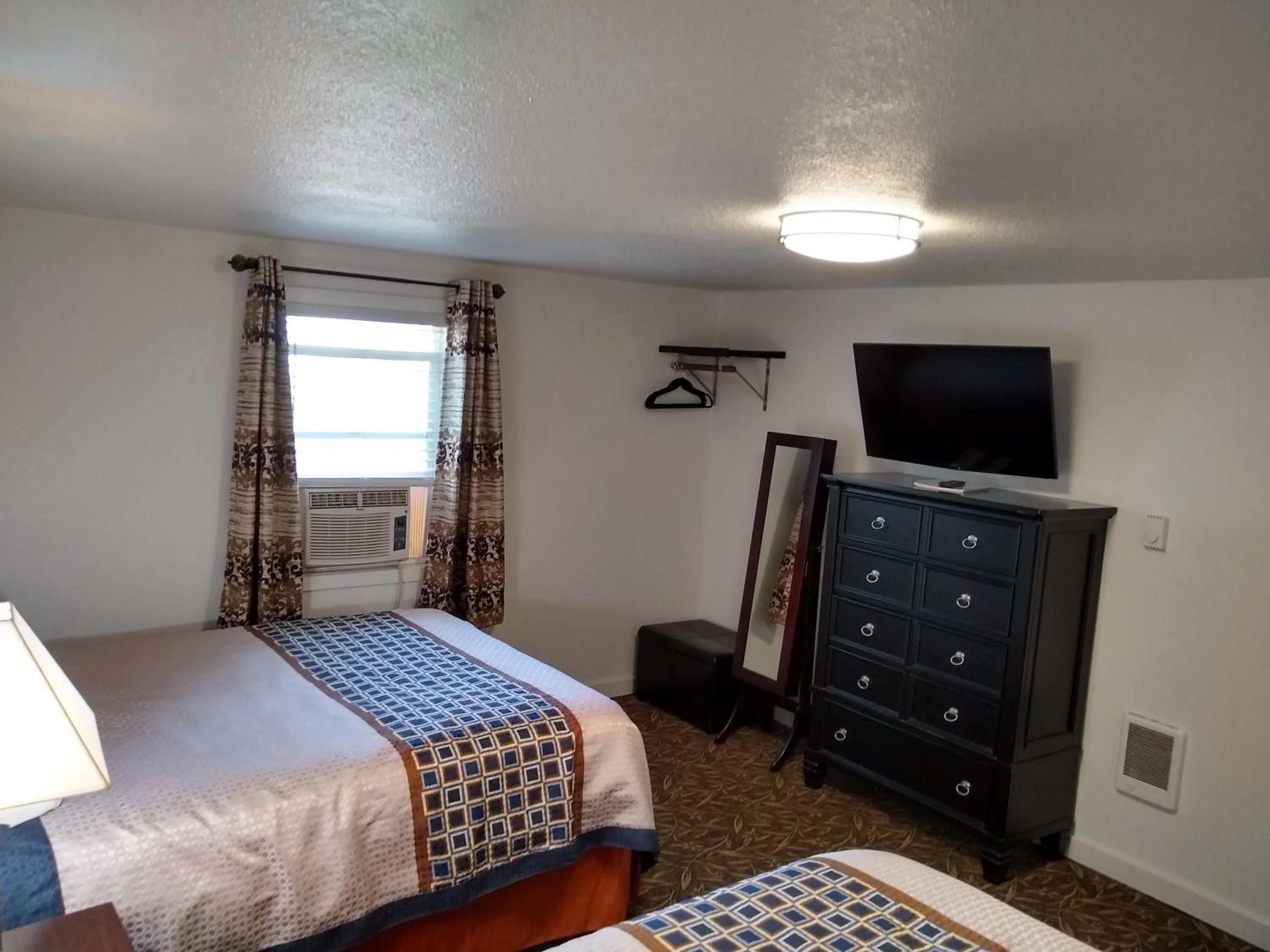 Bed in Holiday Motel Bend