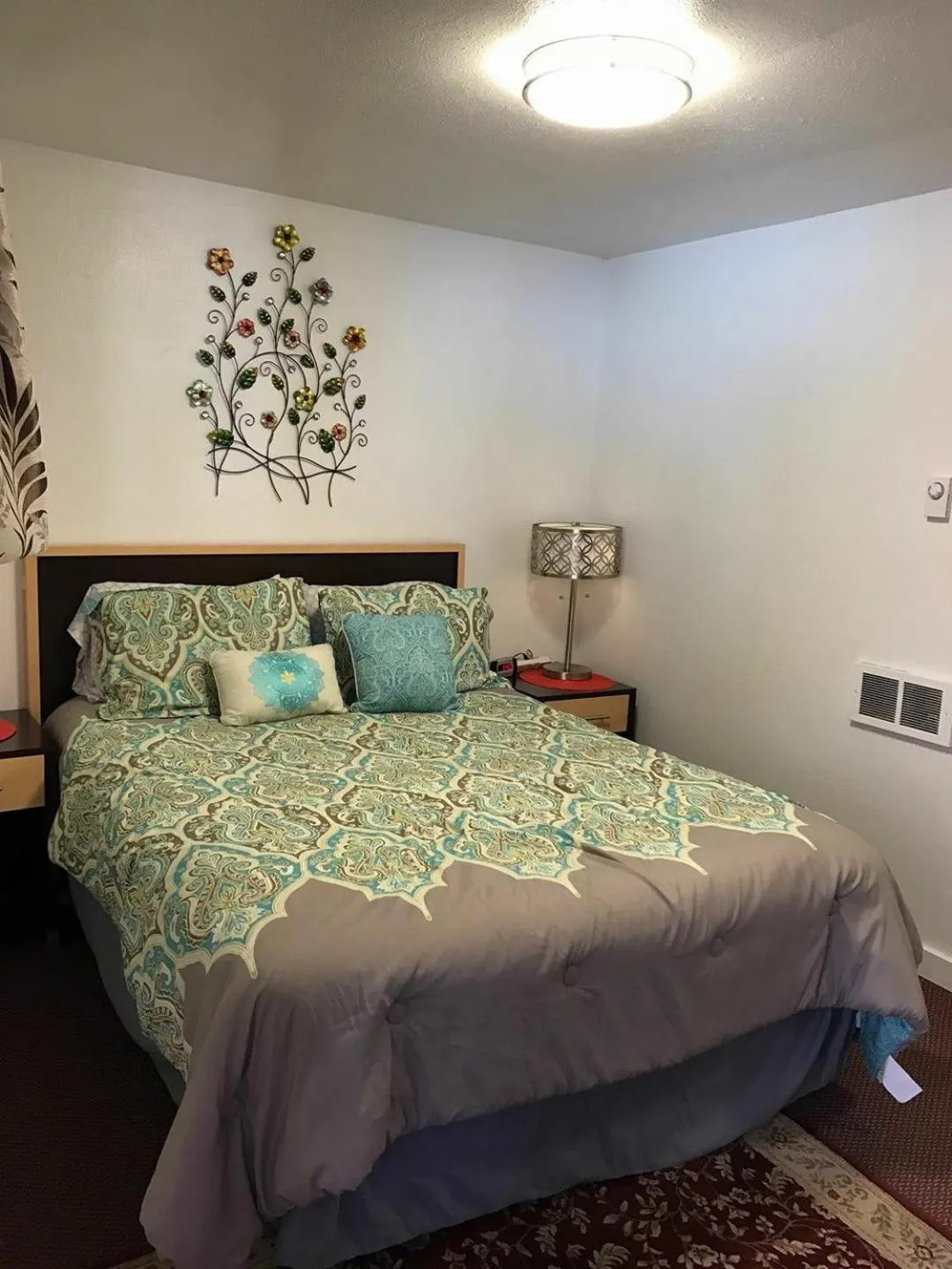 Bed in Holiday Motel Bend