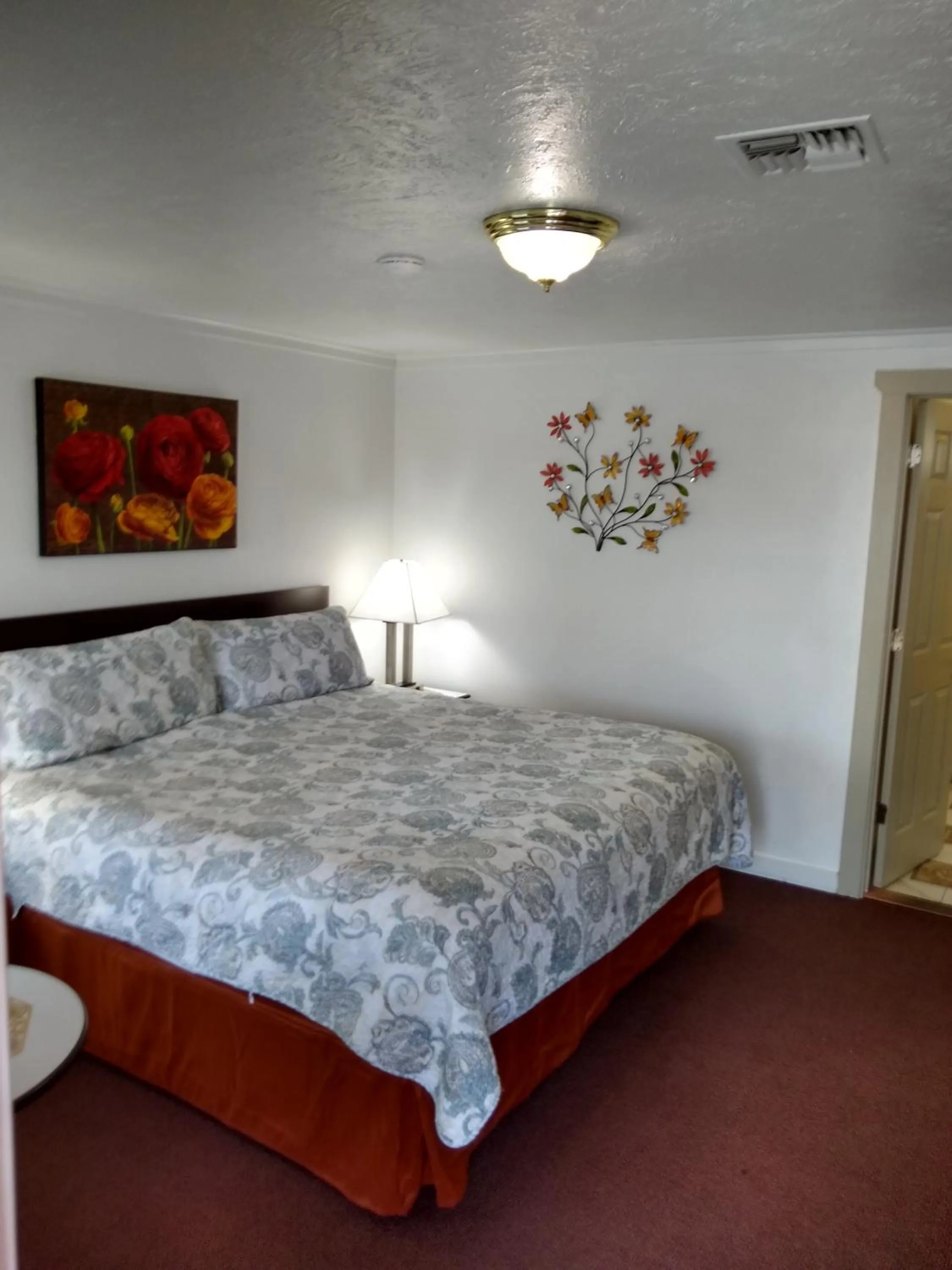 Bed in Holiday Motel Bend