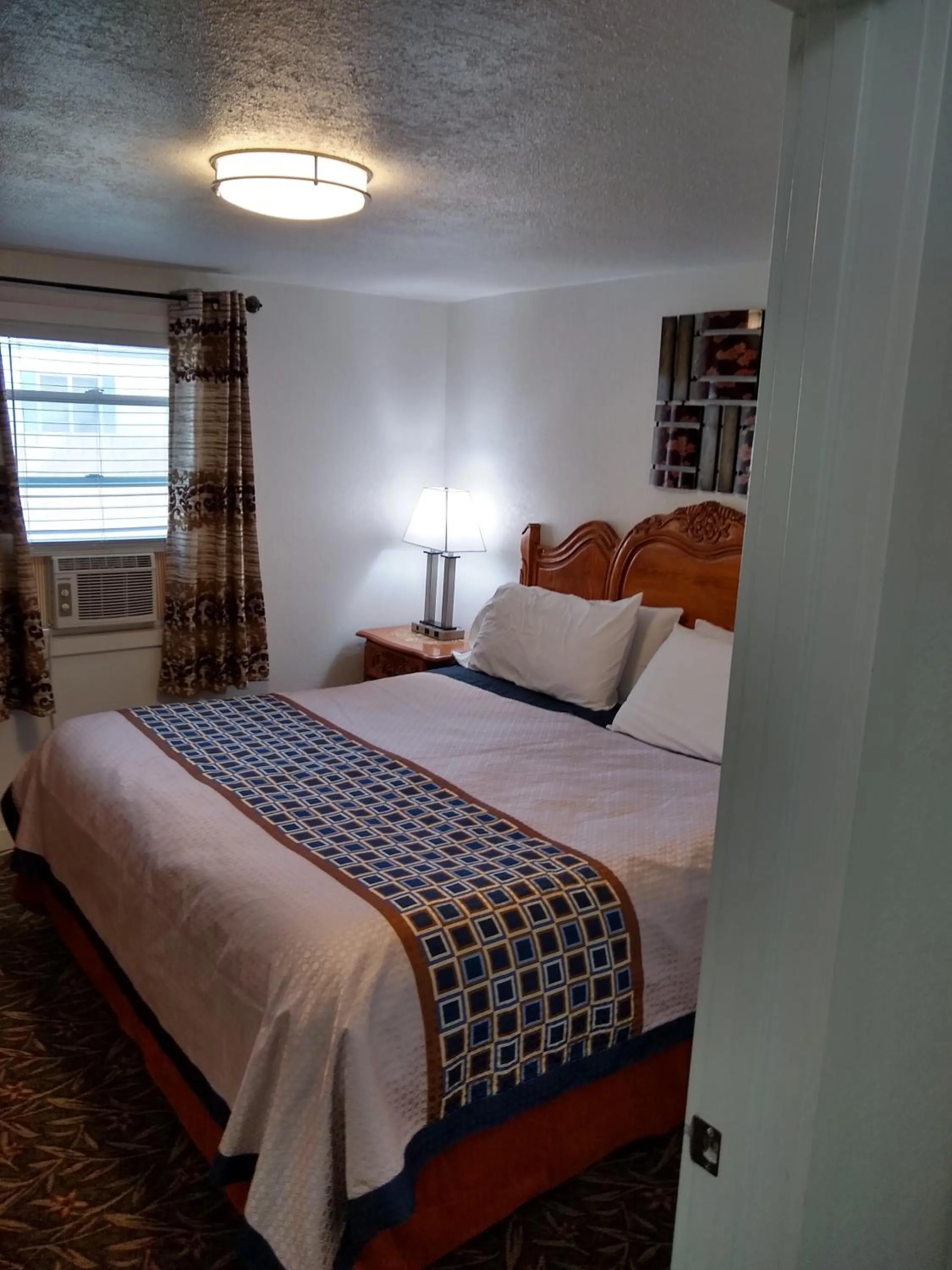 Bed in Holiday Motel Bend