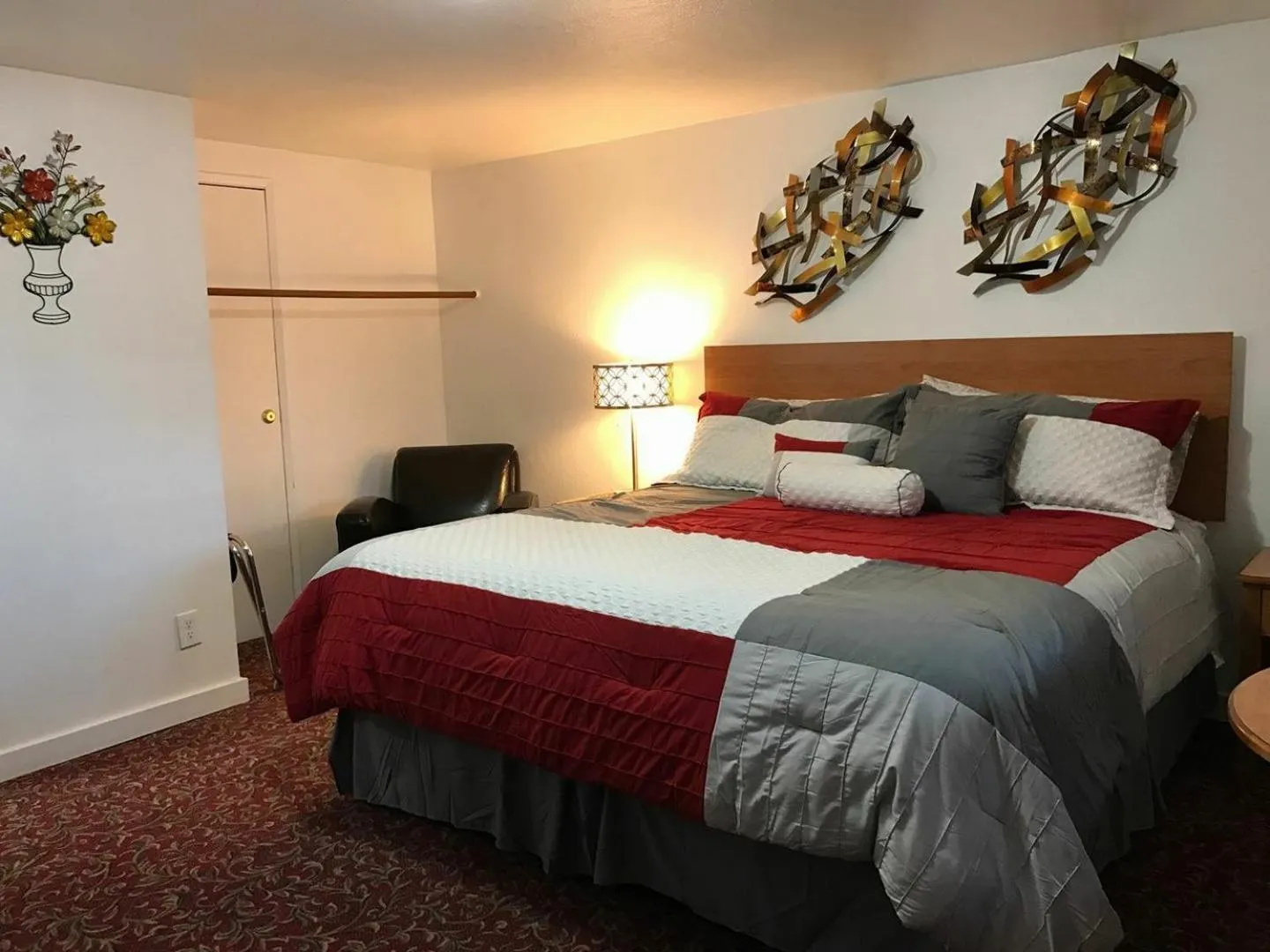 Bed in Holiday Motel Bend