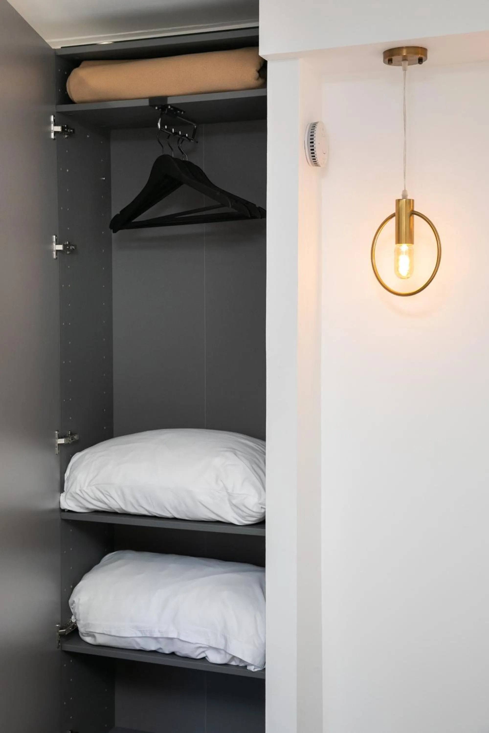 wardrobe, Bed in L' échafaud - Apparts de standing - Centre historique