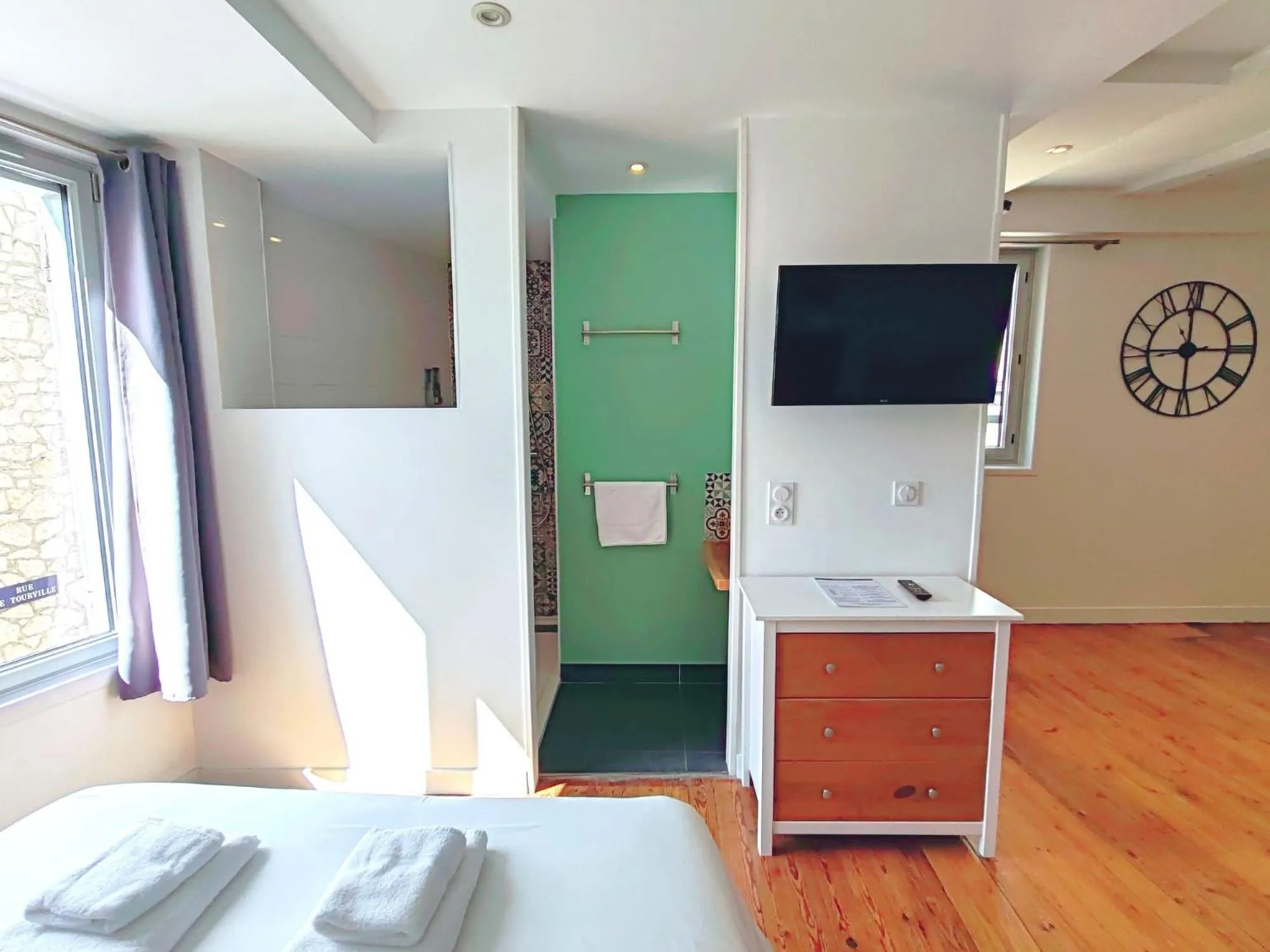 Bathroom, Bed in L' échafaud - Apparts de standing - Centre historique