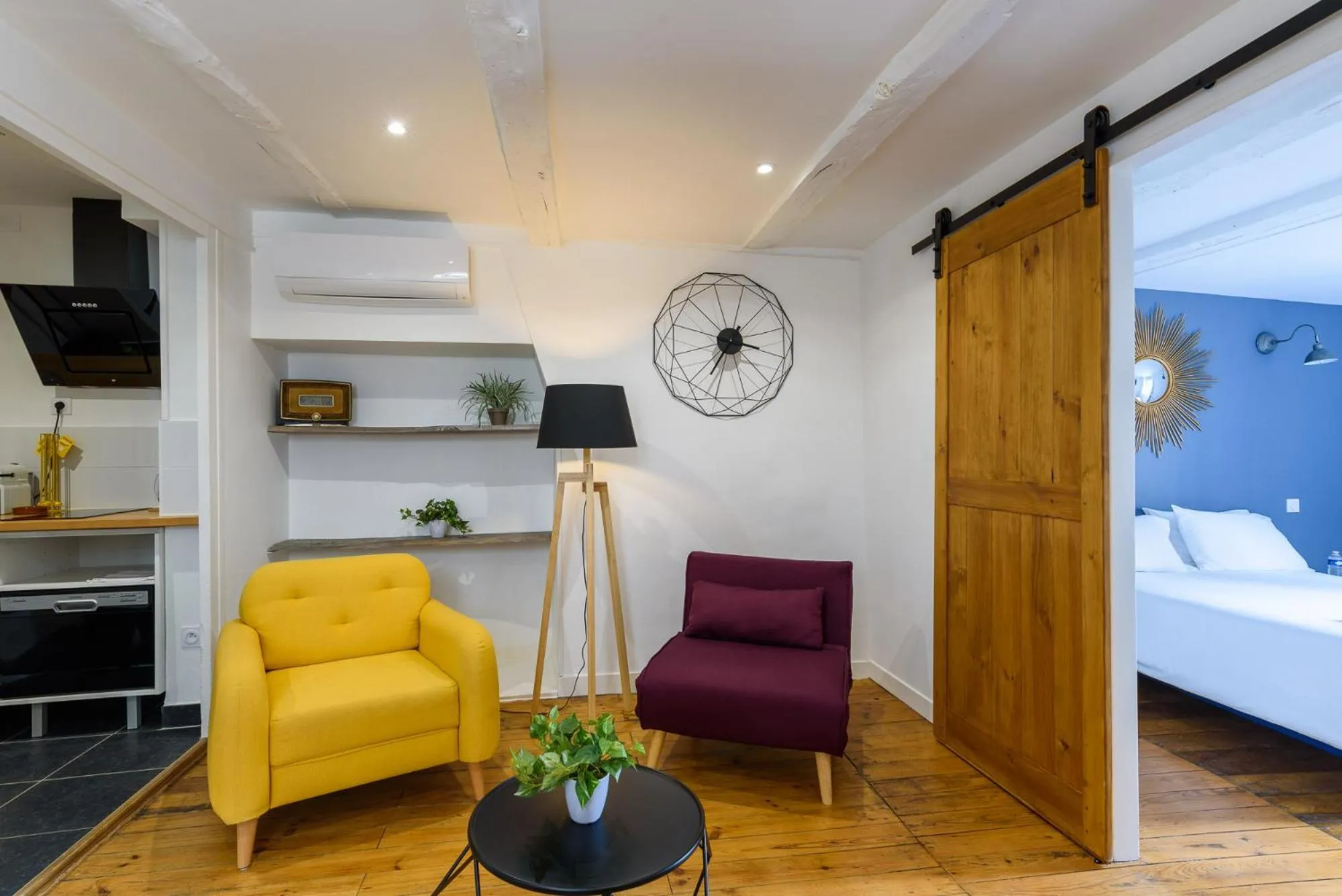 Living room, Bed in L' échafaud - Apparts de standing - Centre historique