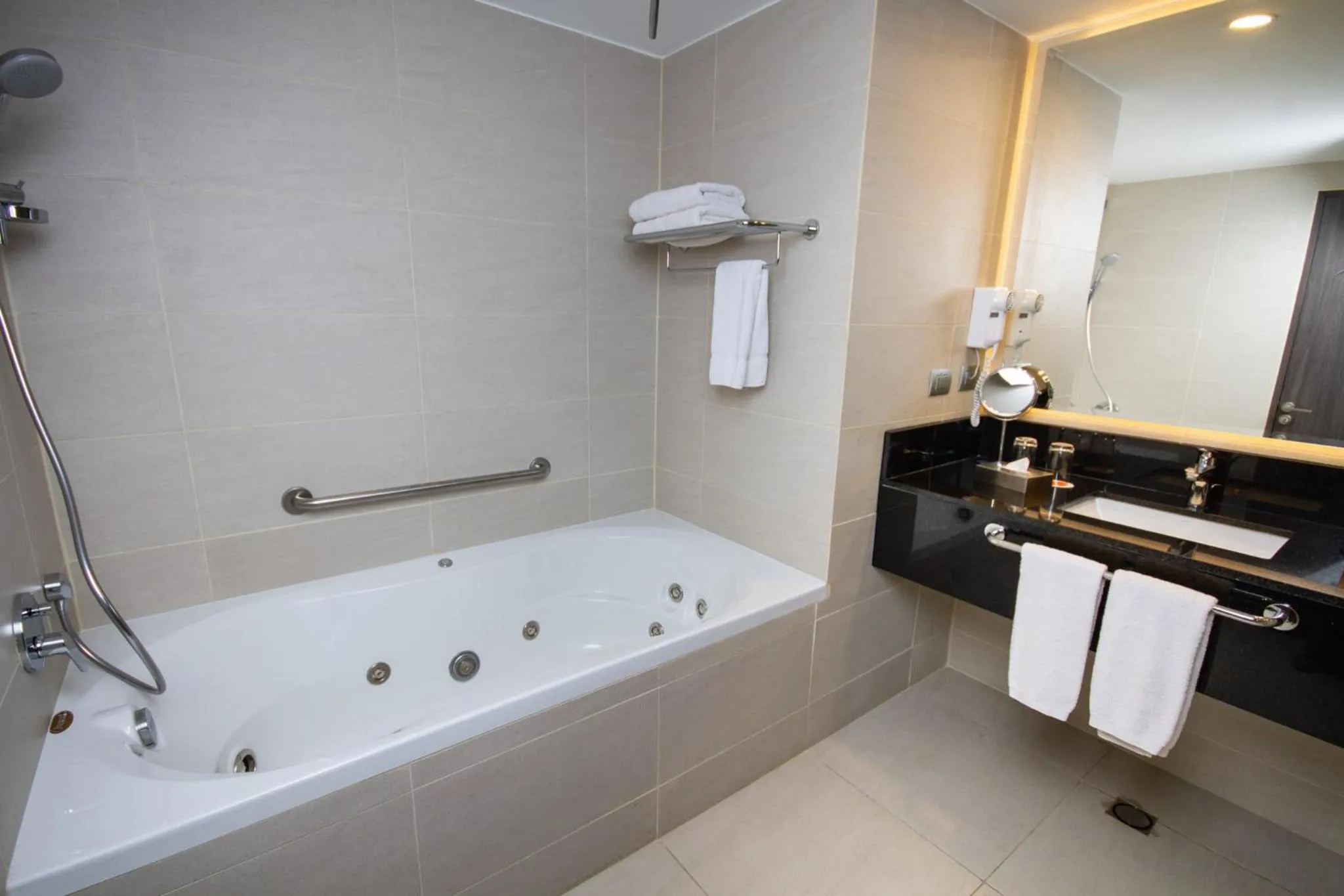 Shower in Antay Hotel & Spa