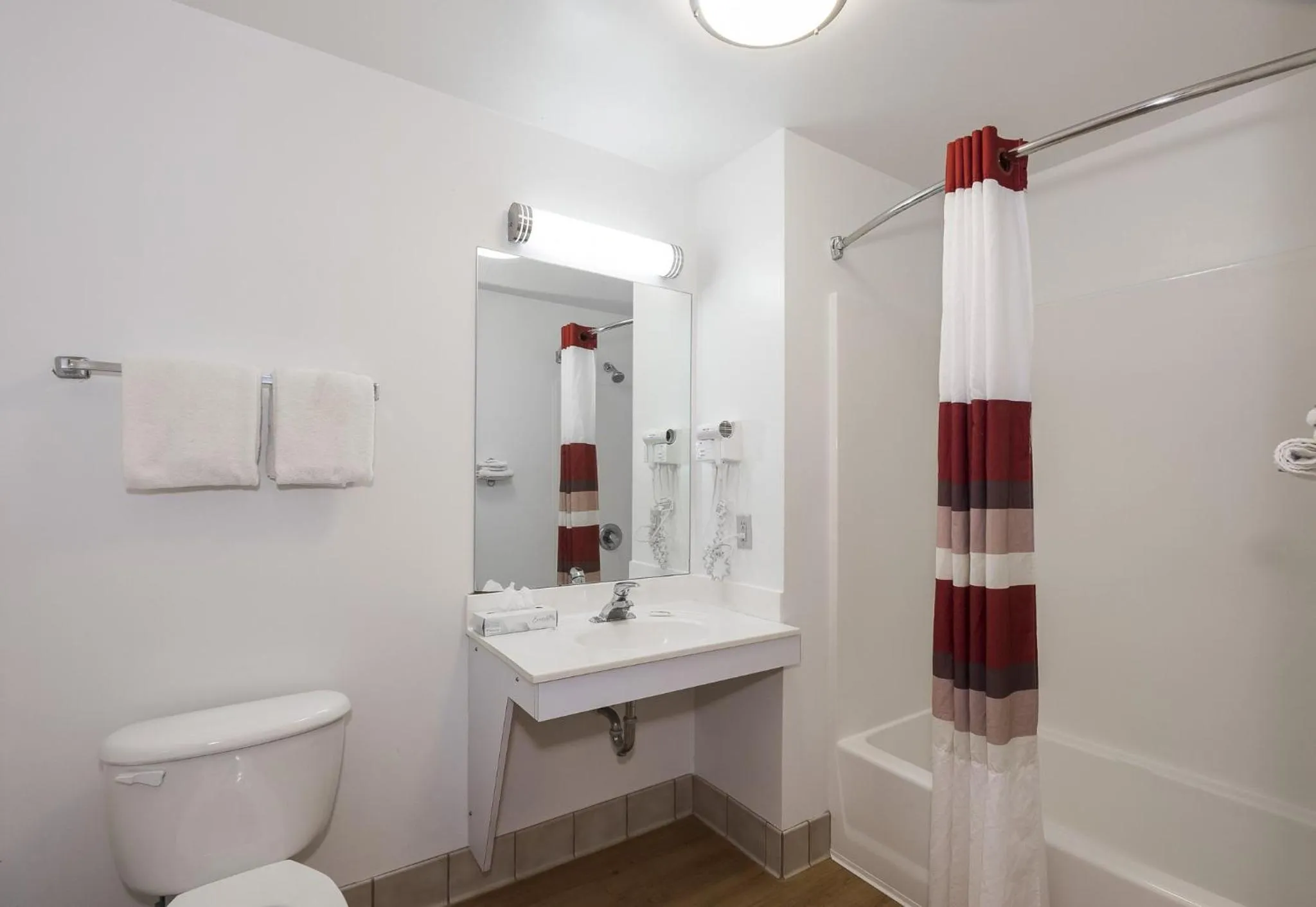 Bathroom in Red Roof Inn Columbus - Hebron