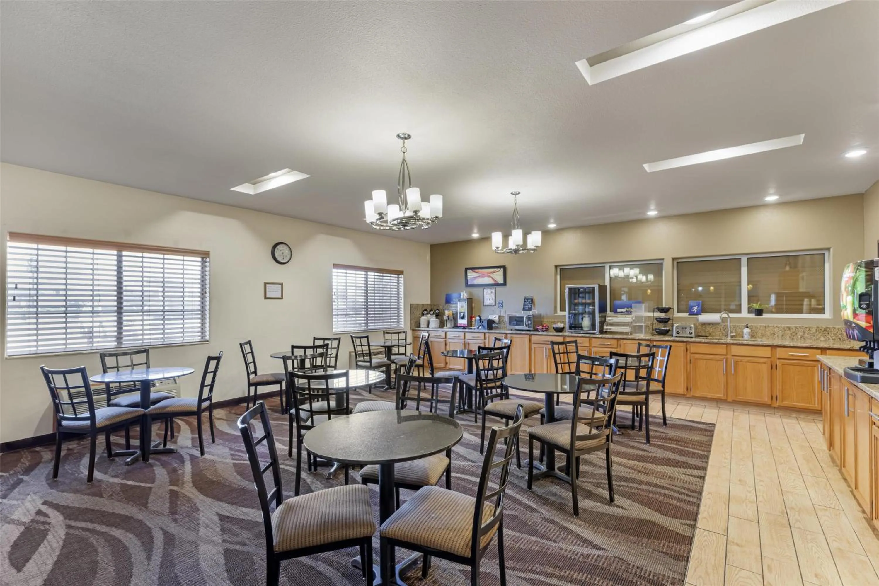 Breakfast in Best Western Firestone Inn & Suites