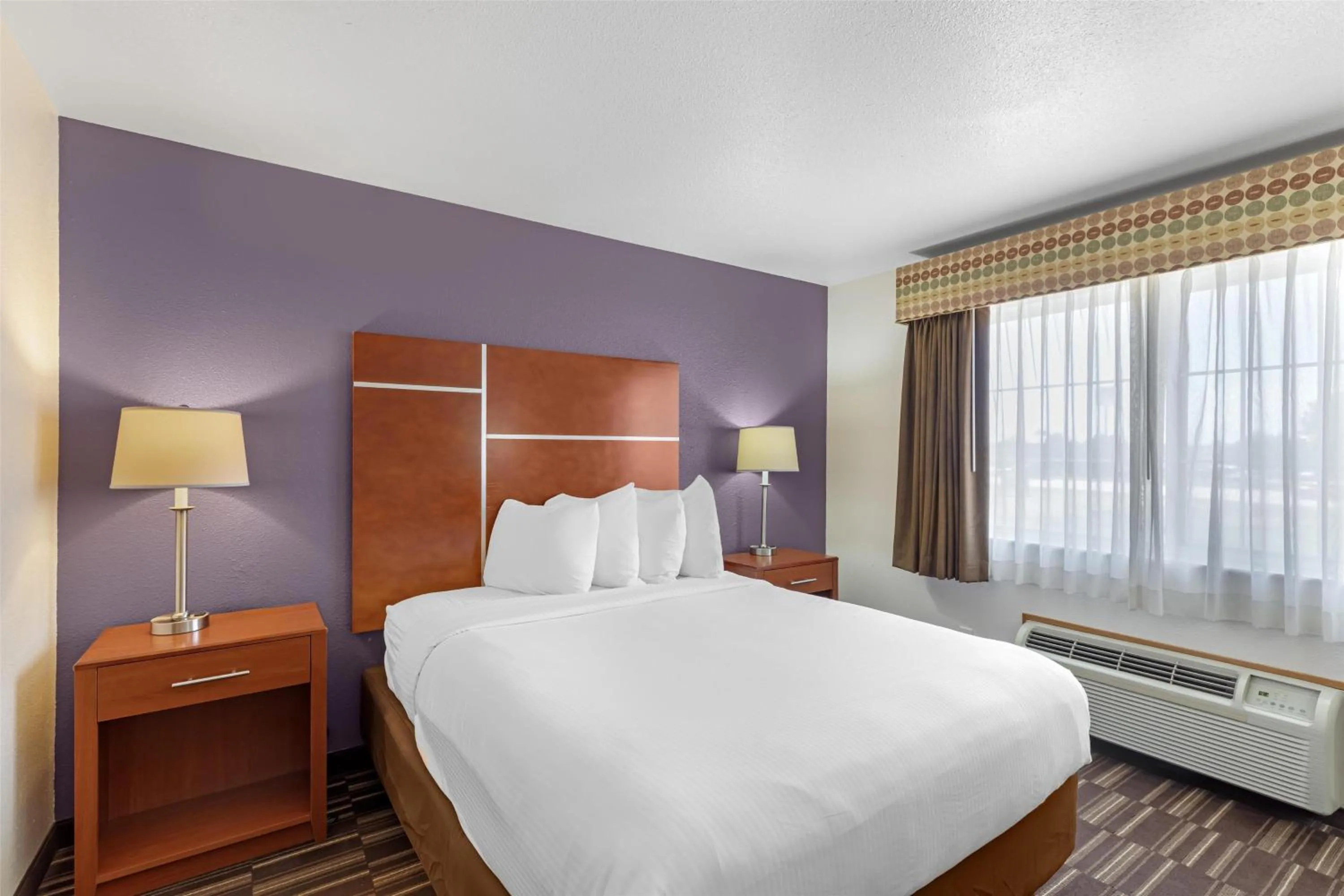 Photo of the whole room, Bed in Best Western Firestone Inn & Suites