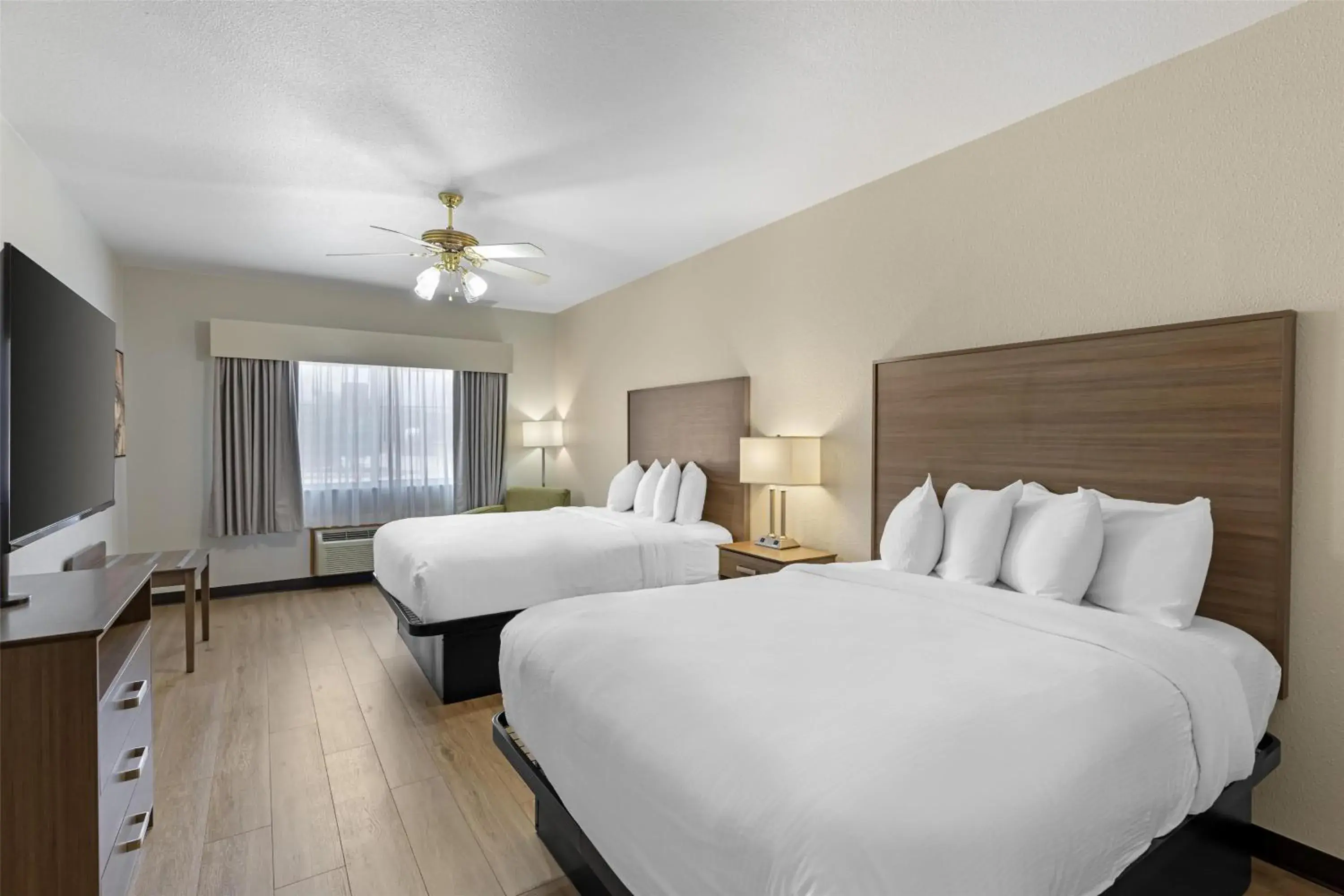 Three-Bedroom Queen Room with Two Sofa Beds in Best Western Firestone Inn & Suites Three-Bedroom Queen Room with Two Sofa Beds in Best Western Firestone Inn & Suites