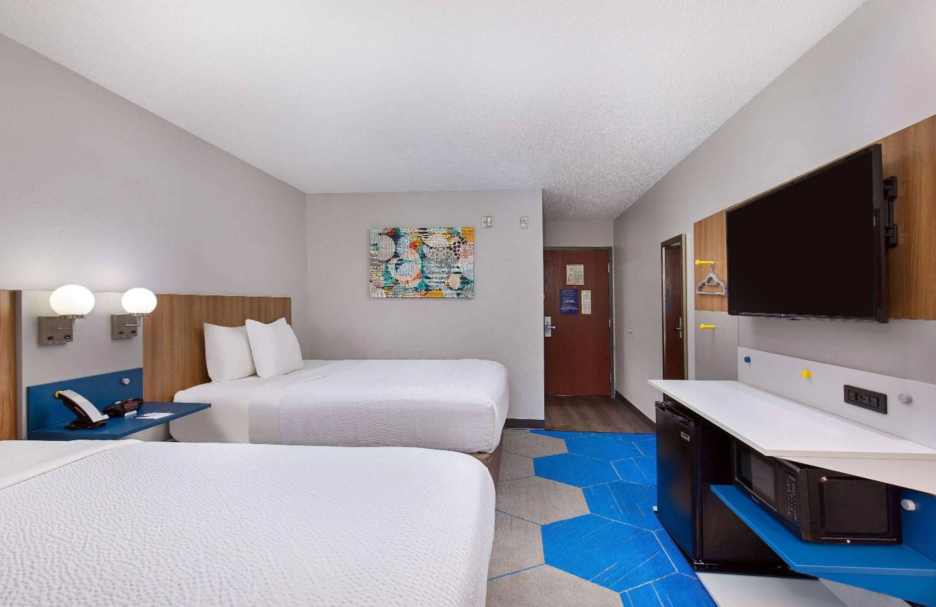 TV and multimedia, Bed in Microtel Inn & Suites Columbus North