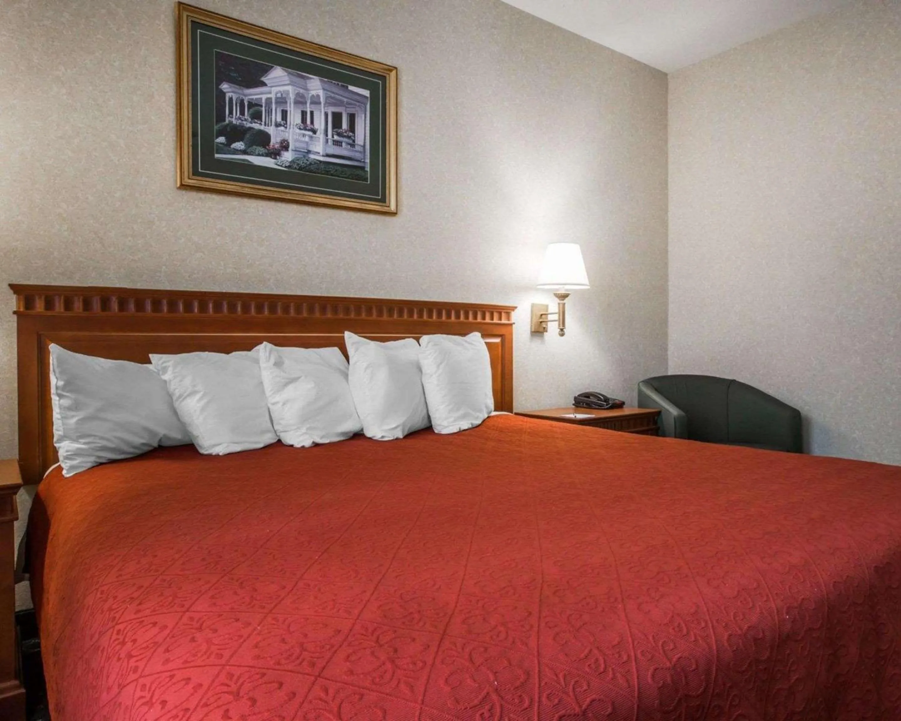 Bedroom, Bed in Econo Lodge Glens Falls - Lake George