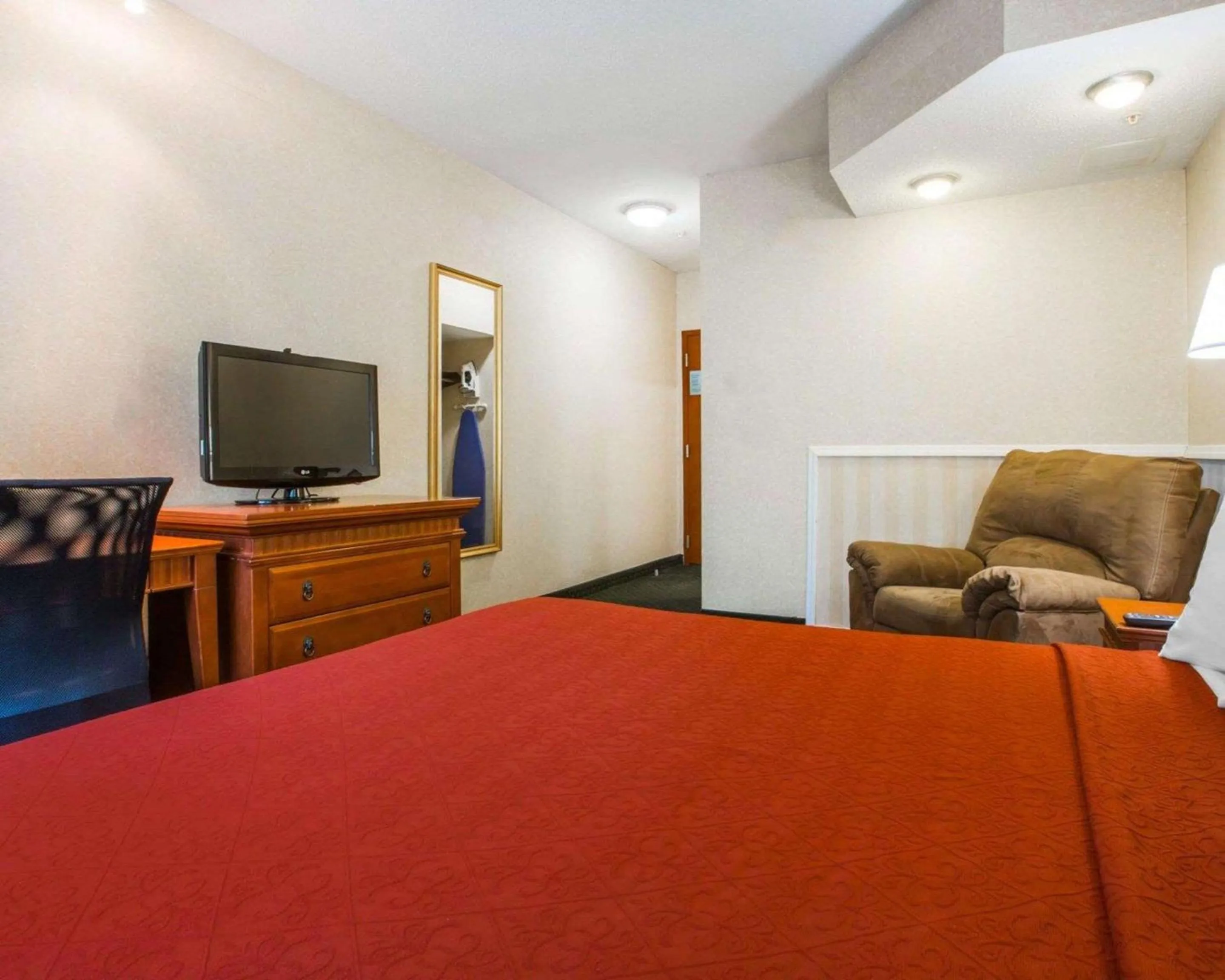 Bedroom, Bed in Econo Lodge Glens Falls - Lake George