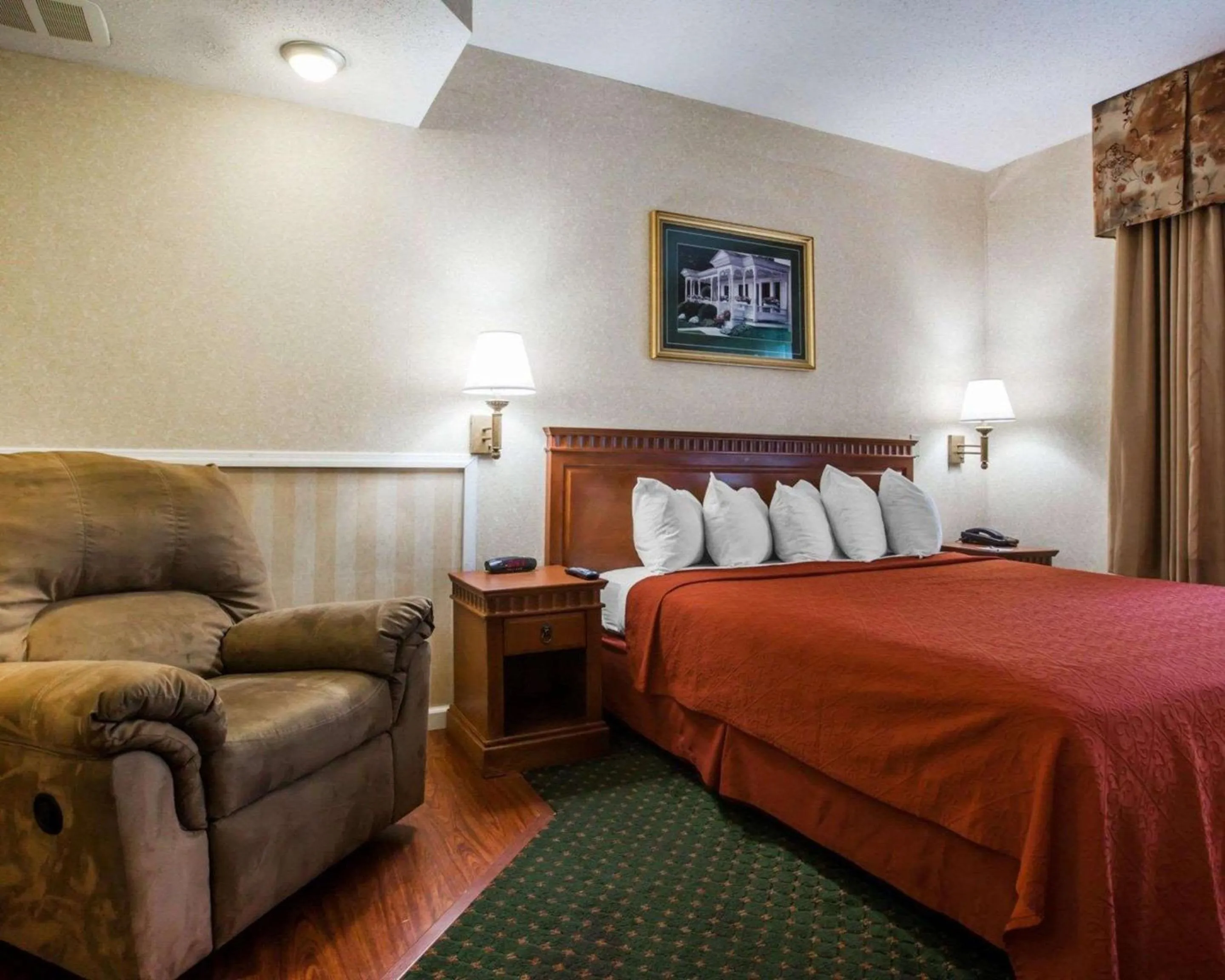 Bedroom, Bed in Econo Lodge Glens Falls - Lake George