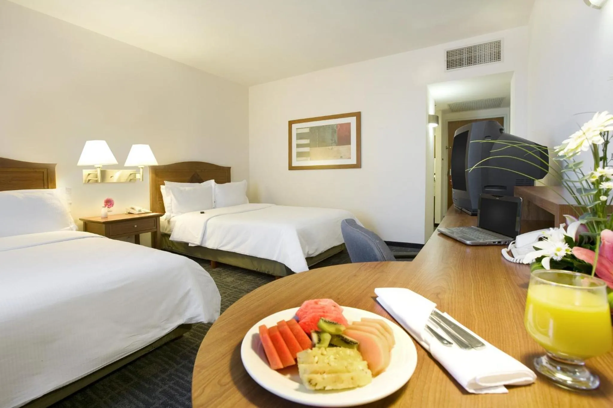 Photo of the whole room, Bed in Fiesta Inn Express San Luis Potosí Oriente