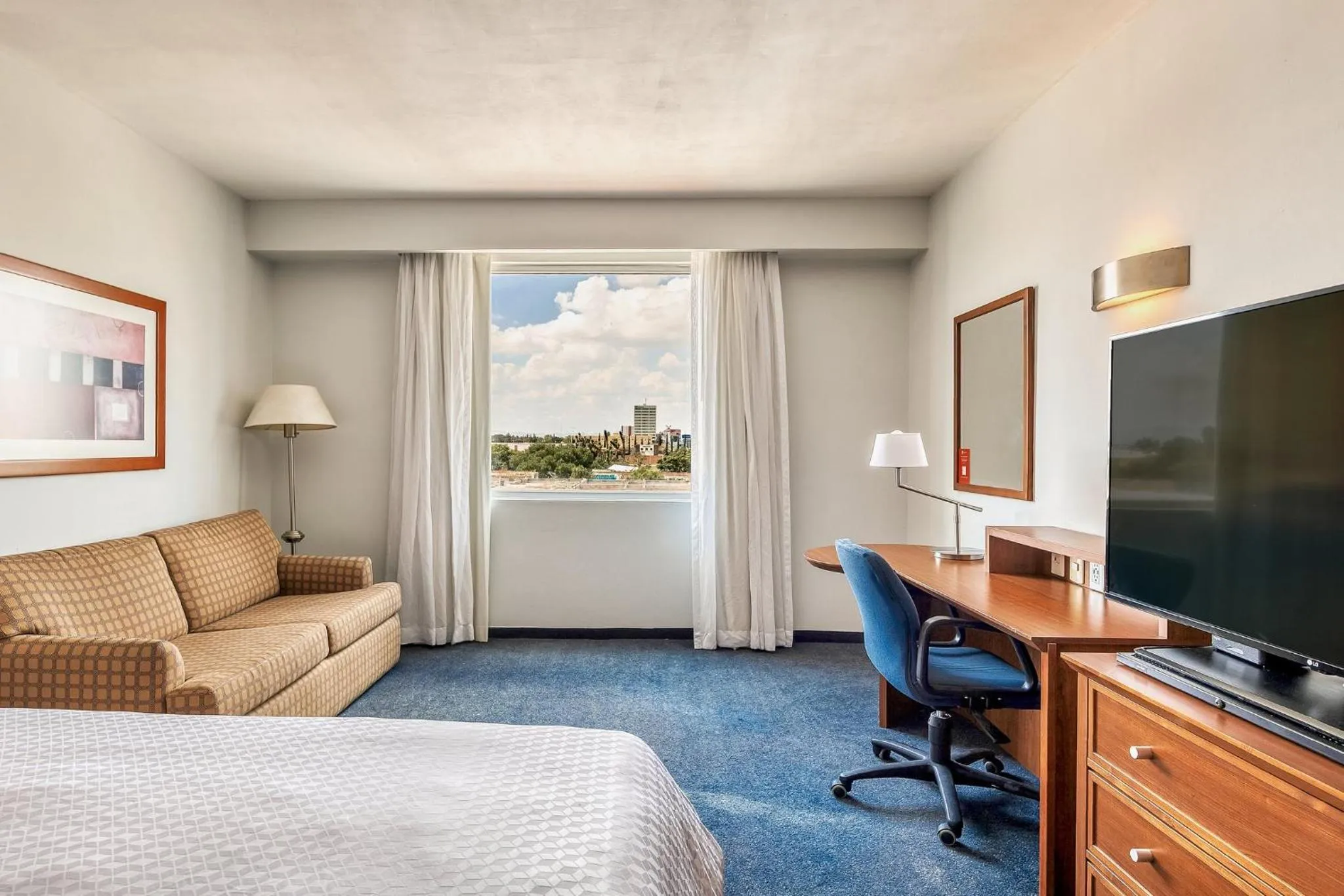 Photo of the whole room, Bed in Fiesta Inn Express San Luis Potosí Oriente