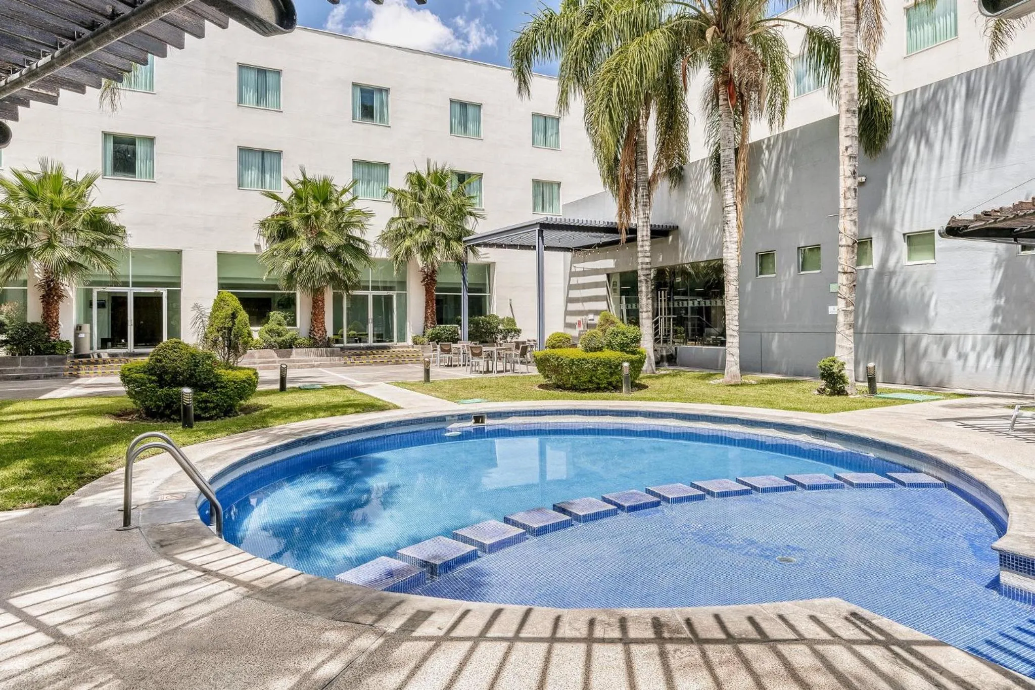 Swimming pool in Fiesta Inn Express San Luis Potosí Oriente