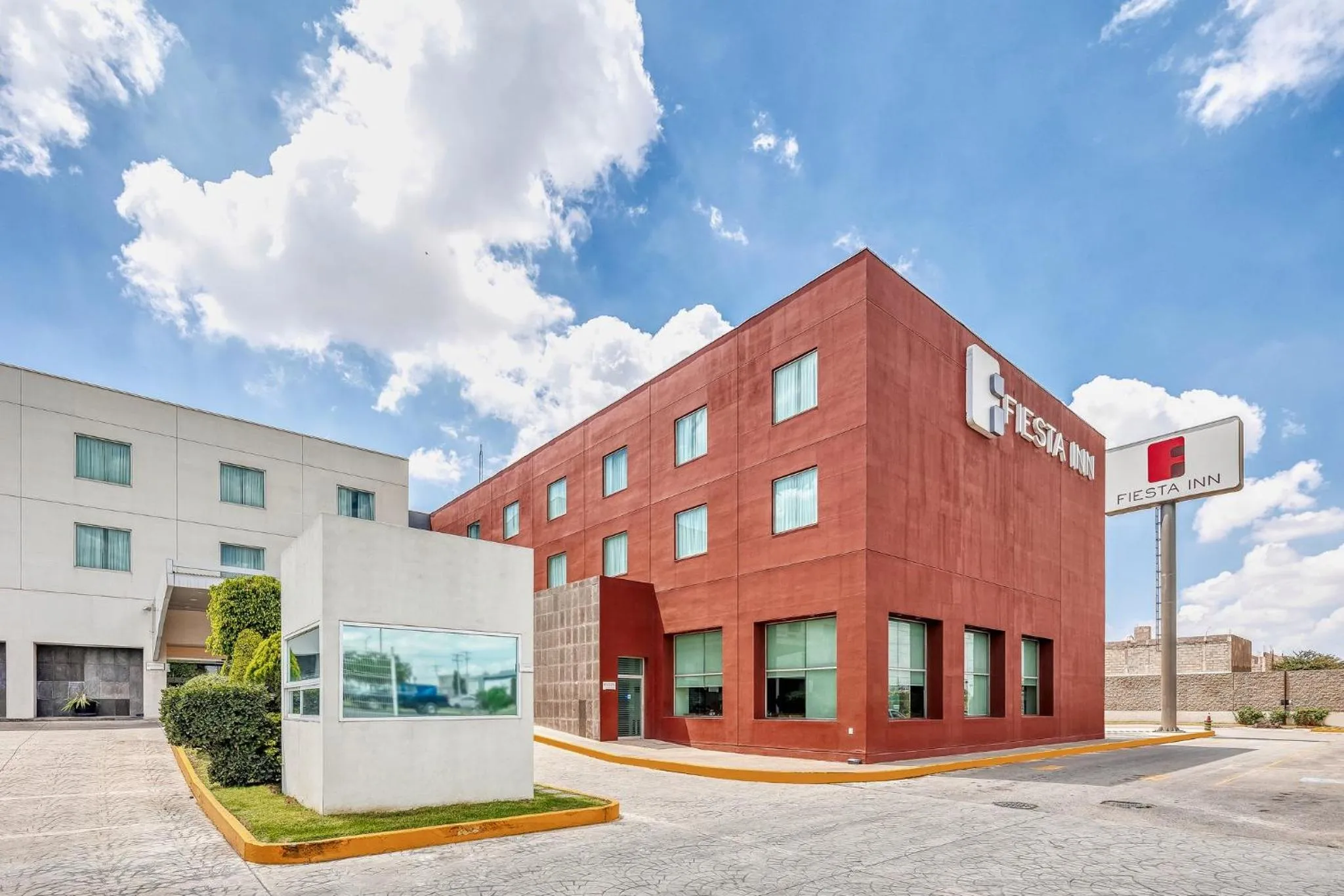 Property building in Fiesta Inn Express San Luis Potosí Oriente