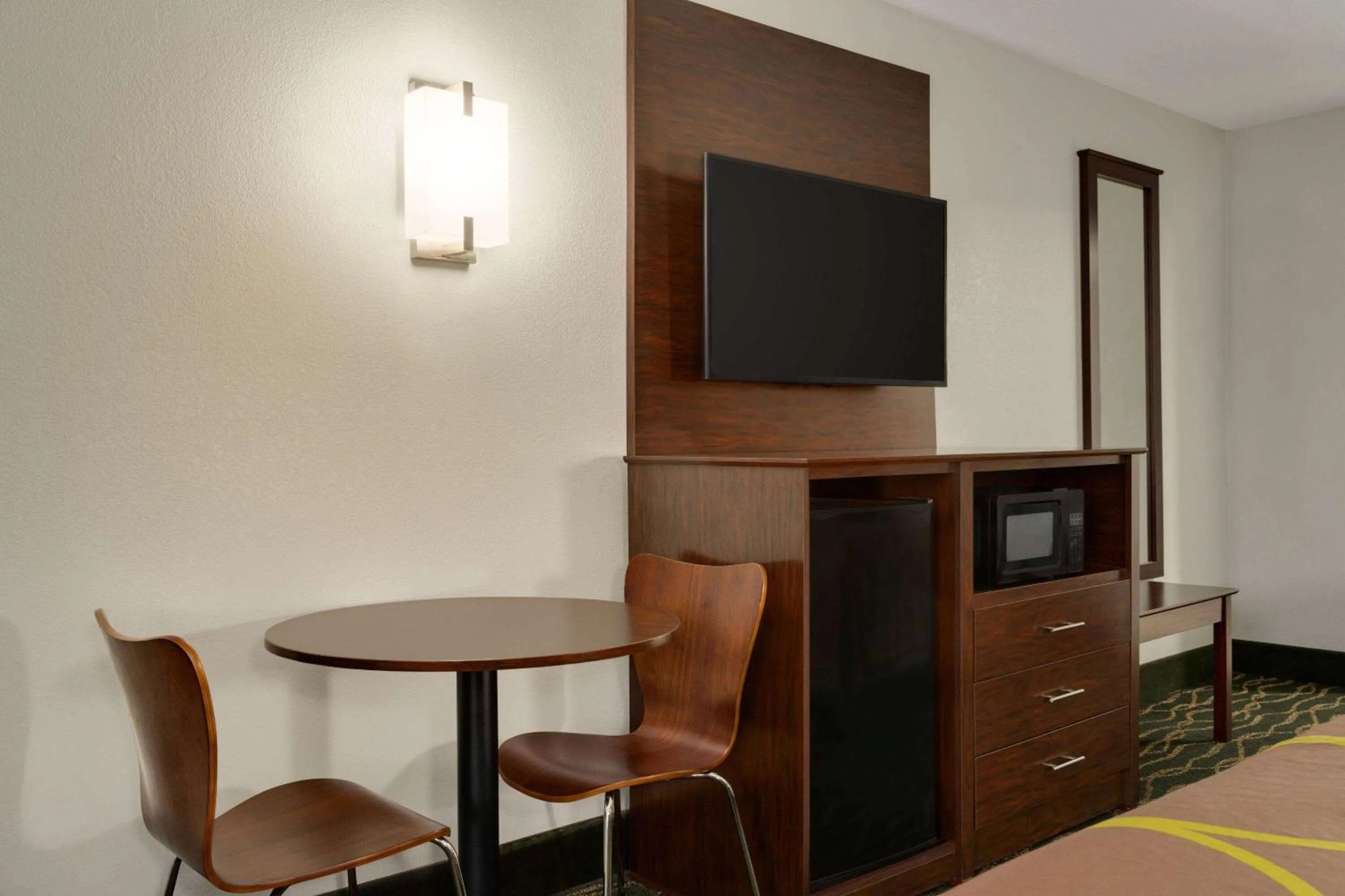 Photo of the whole room in Super 8 by Wyndham Pearl/Jackson/East