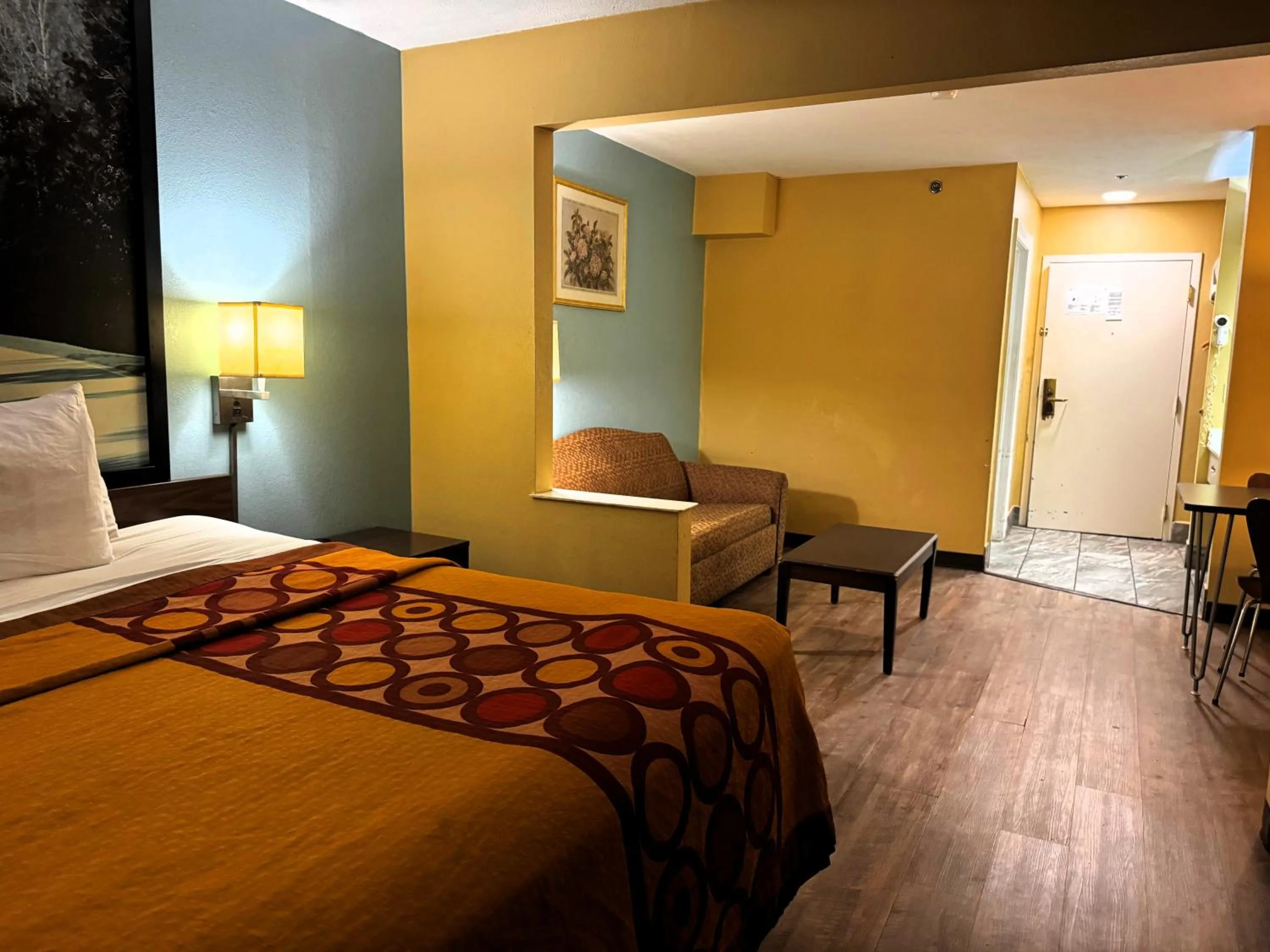 Photo of the whole room, Bed in Super 8 by Wyndham Jackson Ridgeland