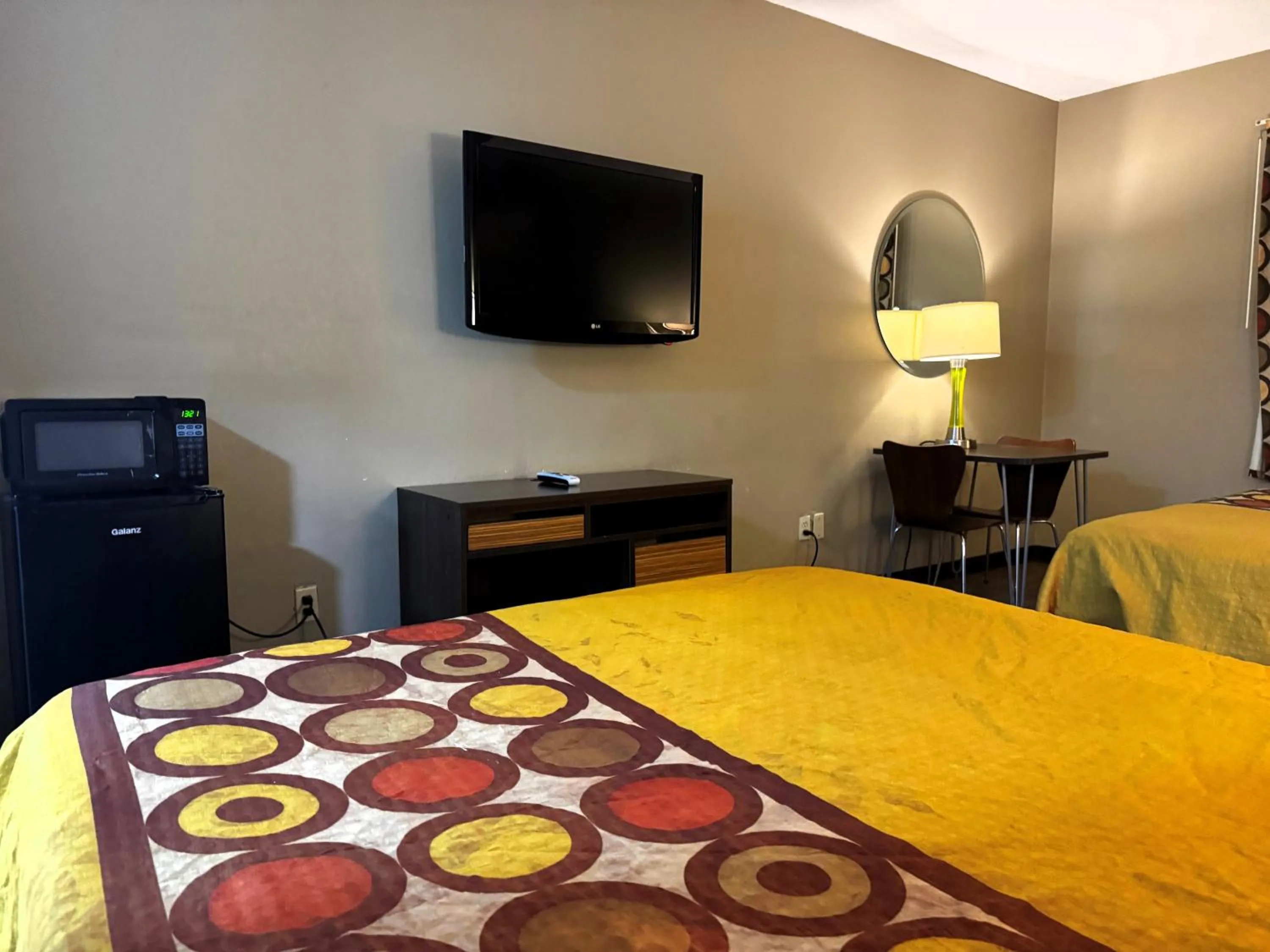 TV and multimedia, Bed in Super 8 by Wyndham Jackson Ridgeland