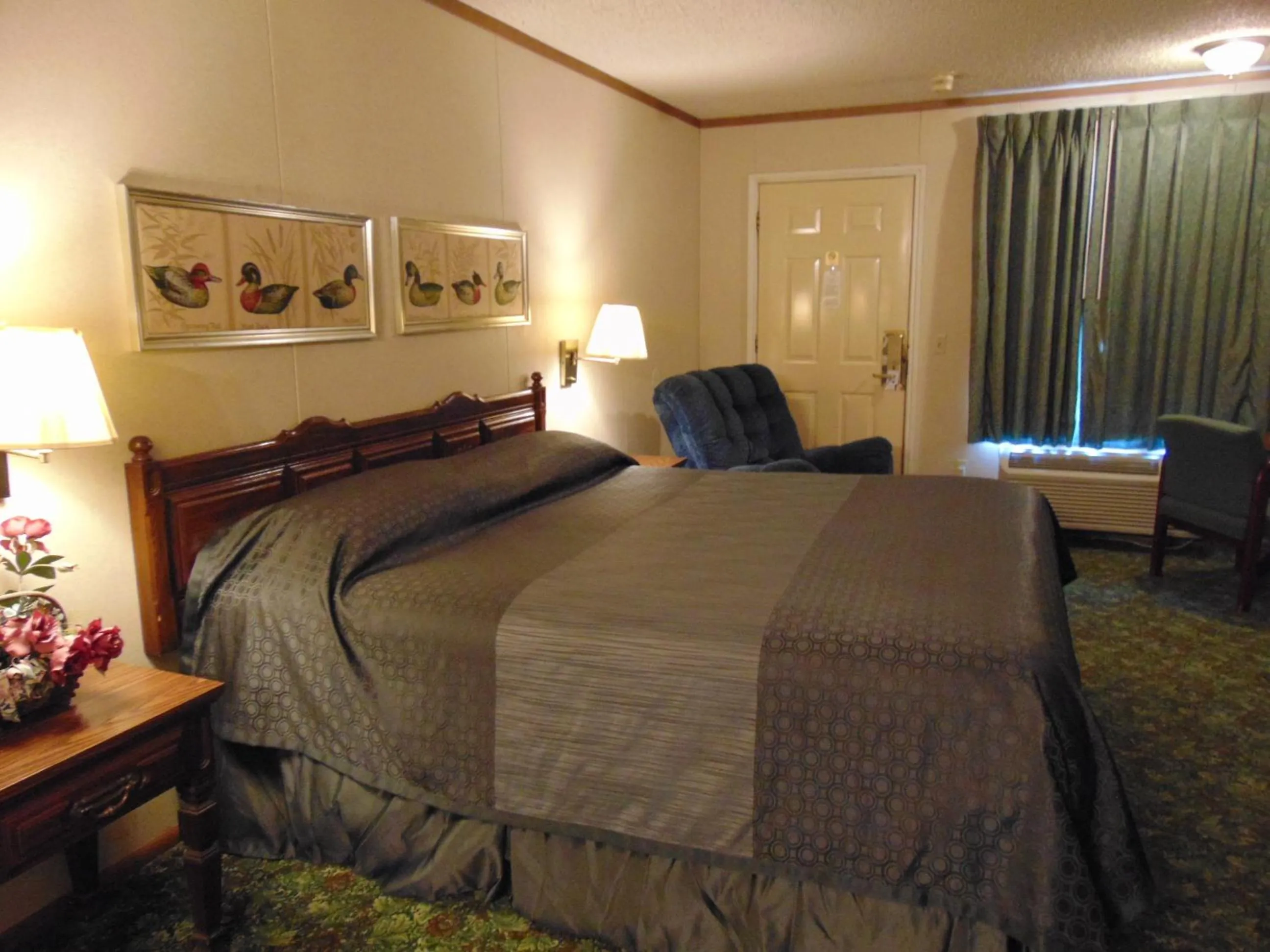 Bed in Heritage House Inn