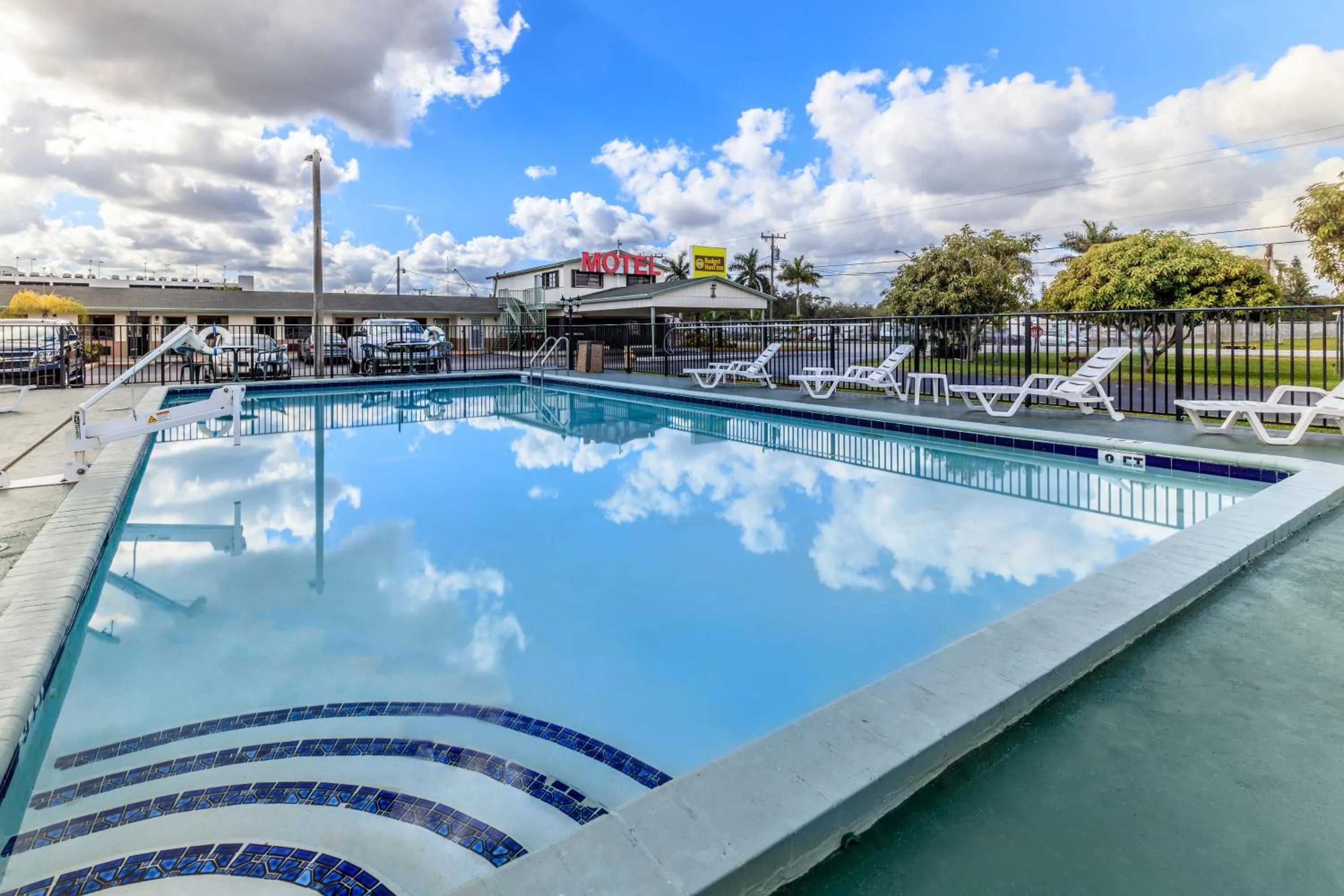 Swimming pool in Budget Host Inn Florida City