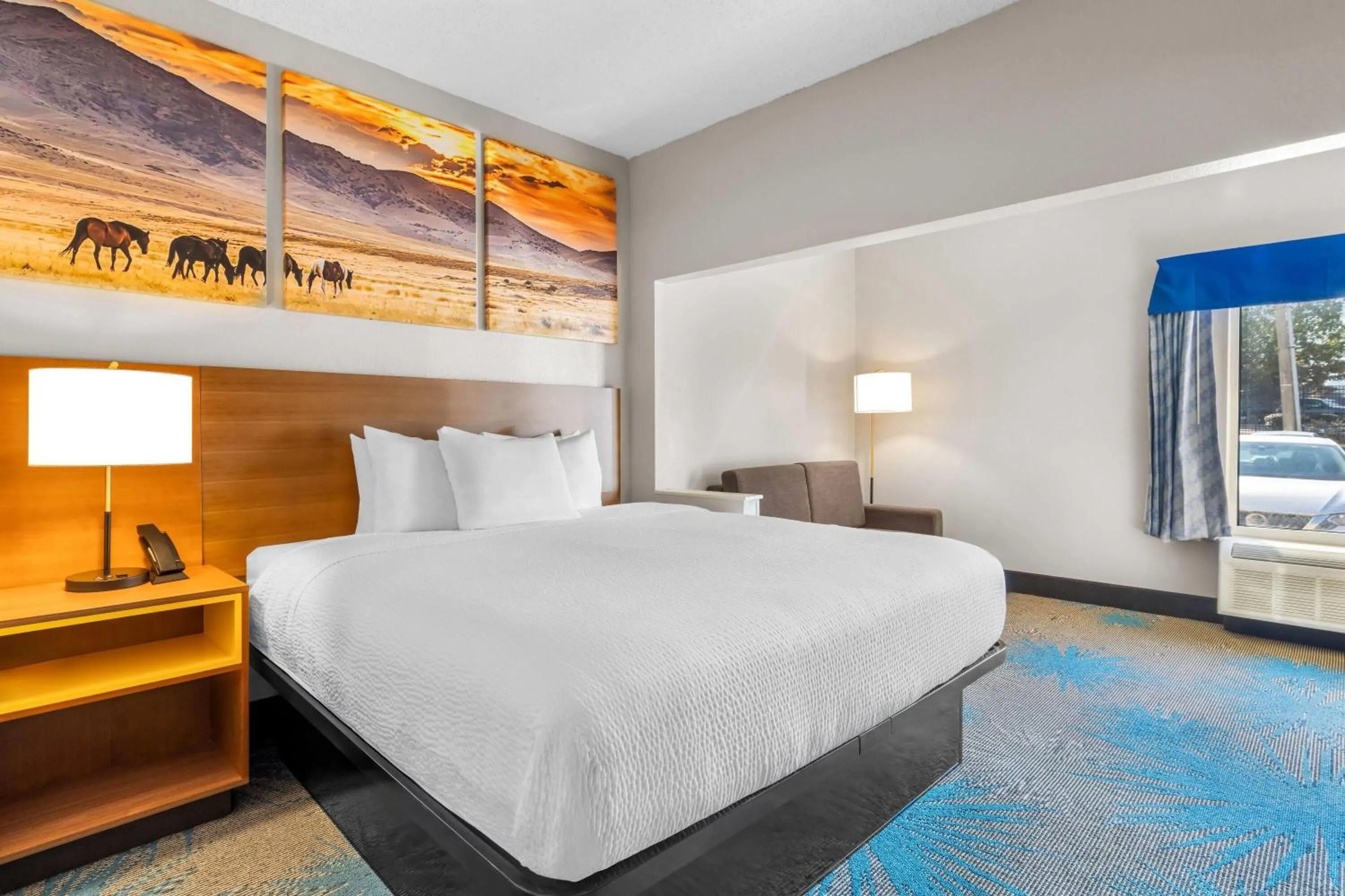 Photo of the whole room, Bed in Days Inn & Suites by Wyndham Ridgeland