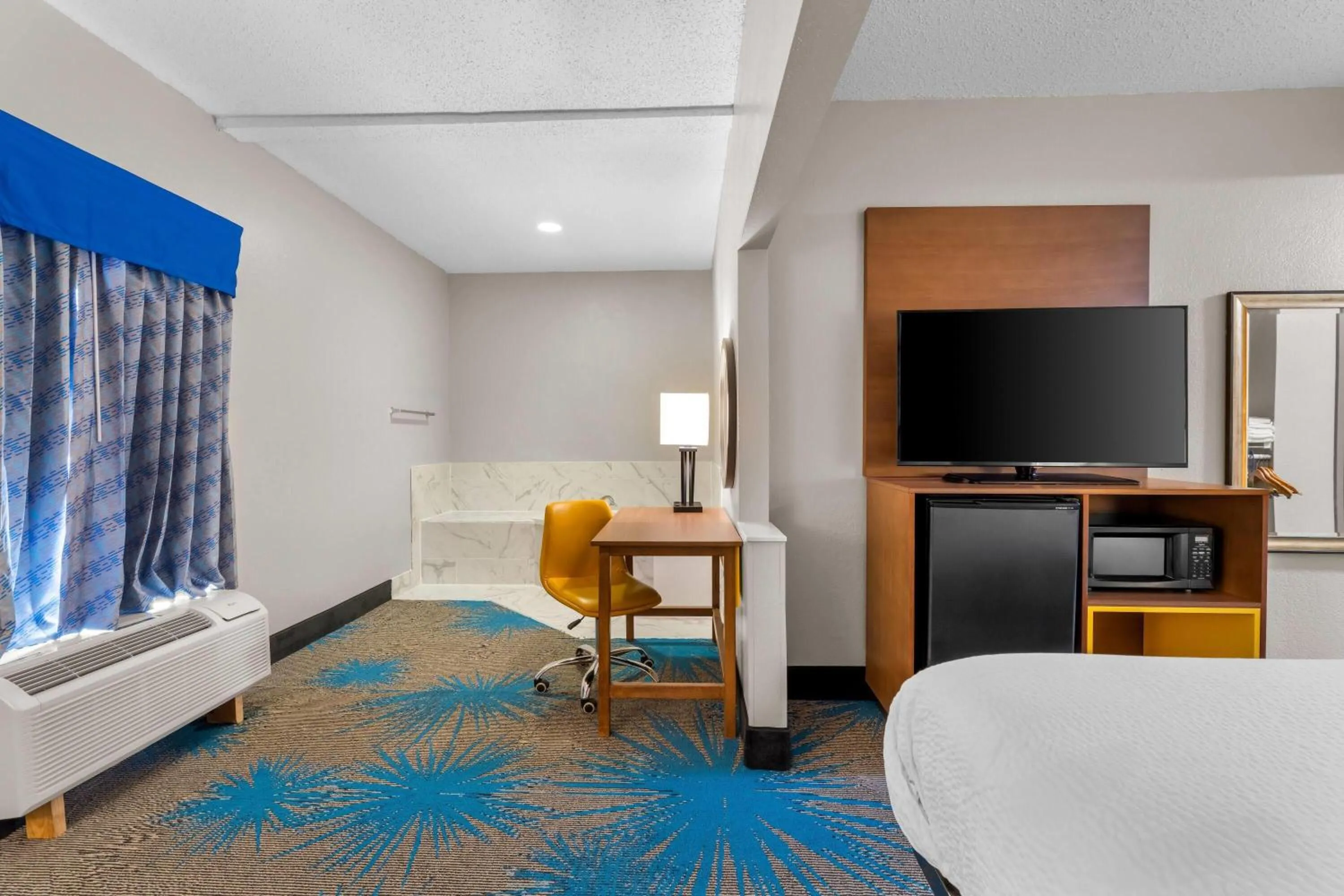 Bath, Bed in Days Inn & Suites by Wyndham Ridgeland