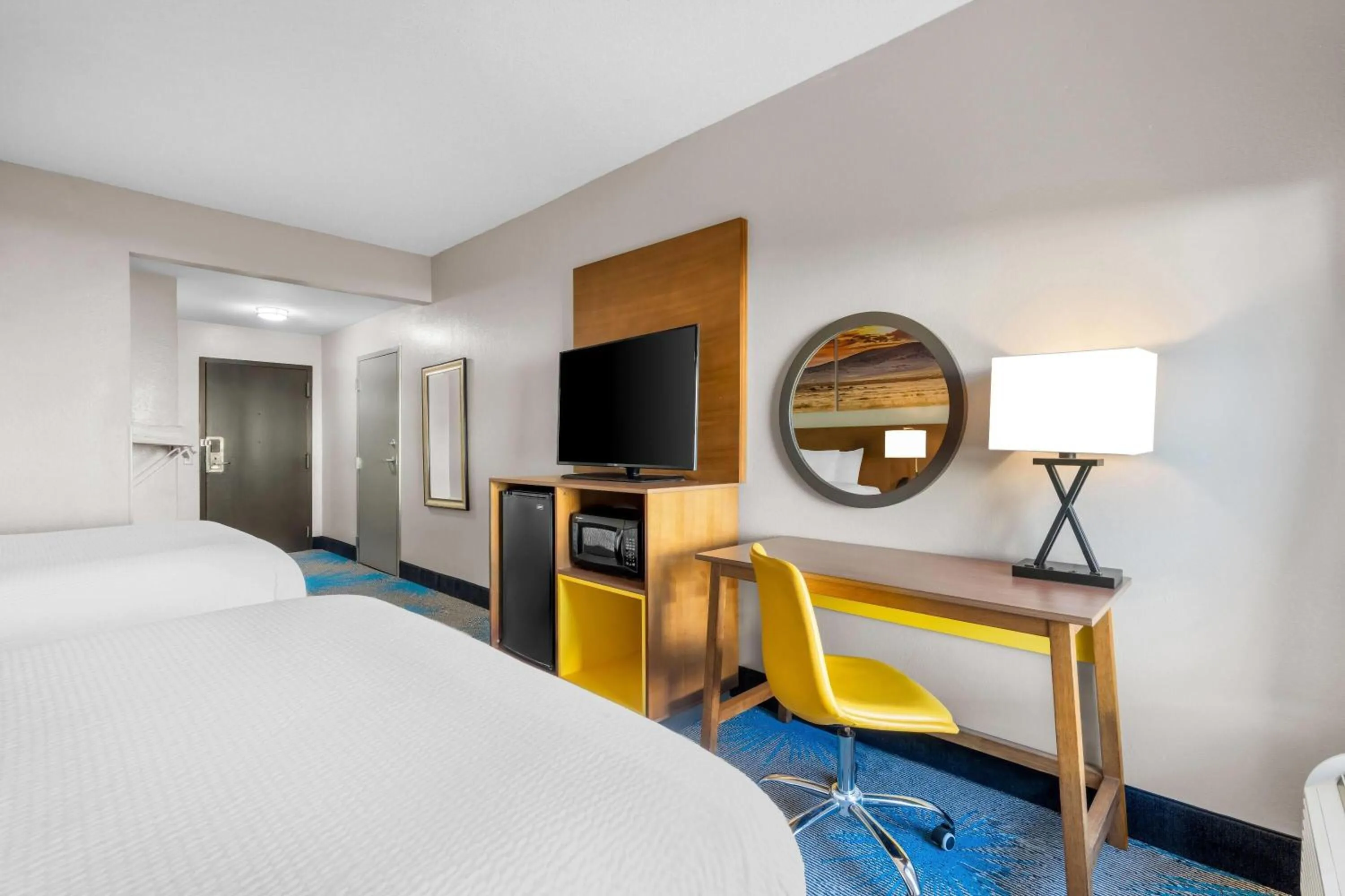 Bed in Days Inn & Suites by Wyndham Ridgeland