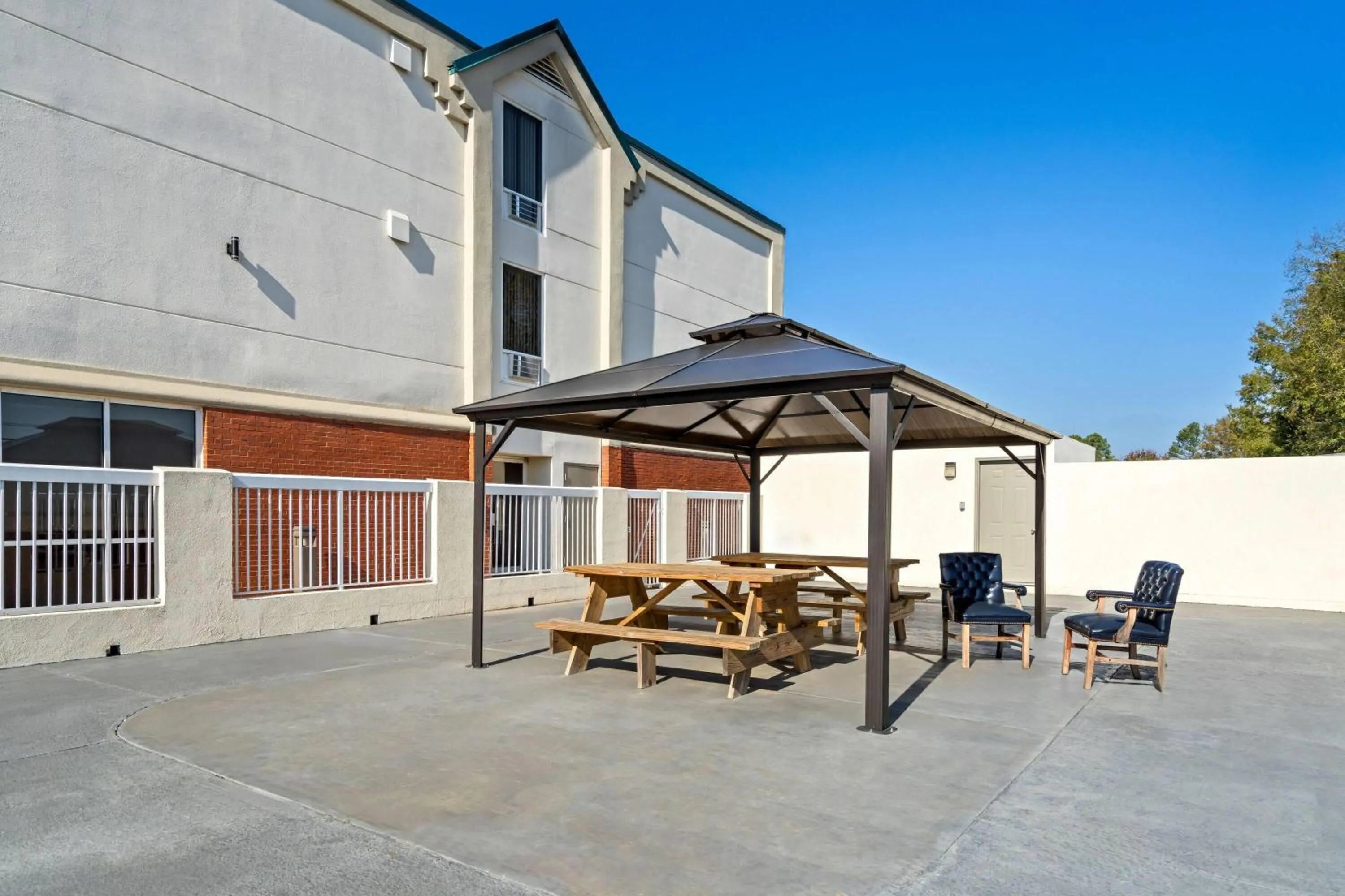 Inner courtyard view in Days Inn & Suites by Wyndham Ridgeland