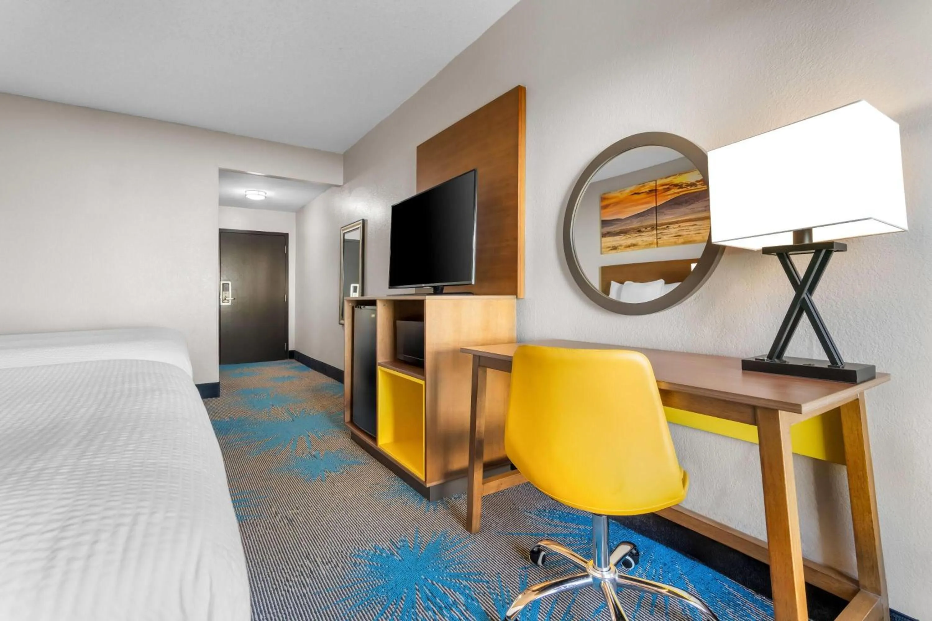 Bed in Days Inn & Suites by Wyndham Ridgeland